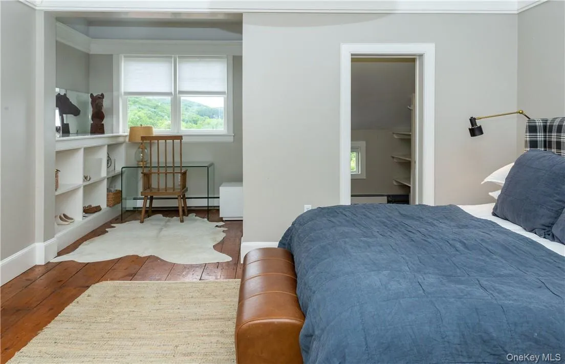 Office space and two additional walk-in closets. Office space and two additional walk-in closets.