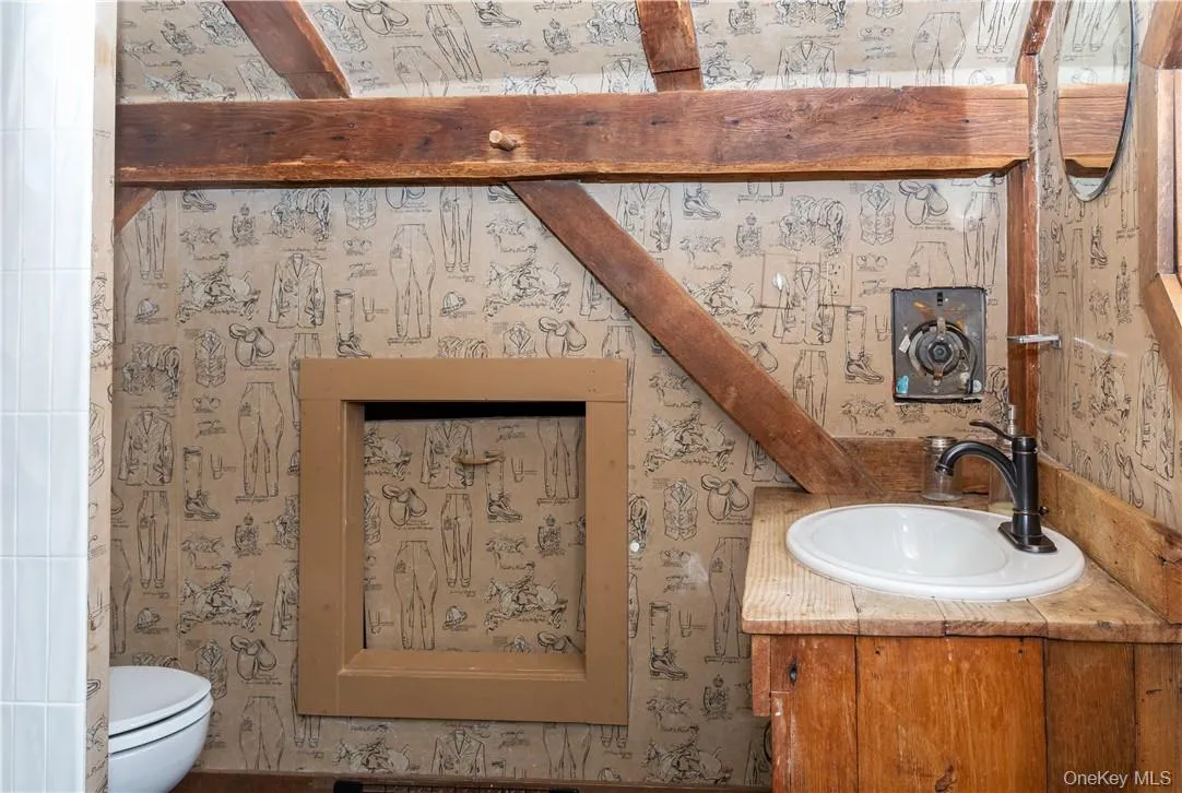 Full bath attached. Full bath attached.