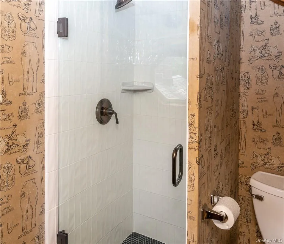 With walk-in shower. With walk-in shower.