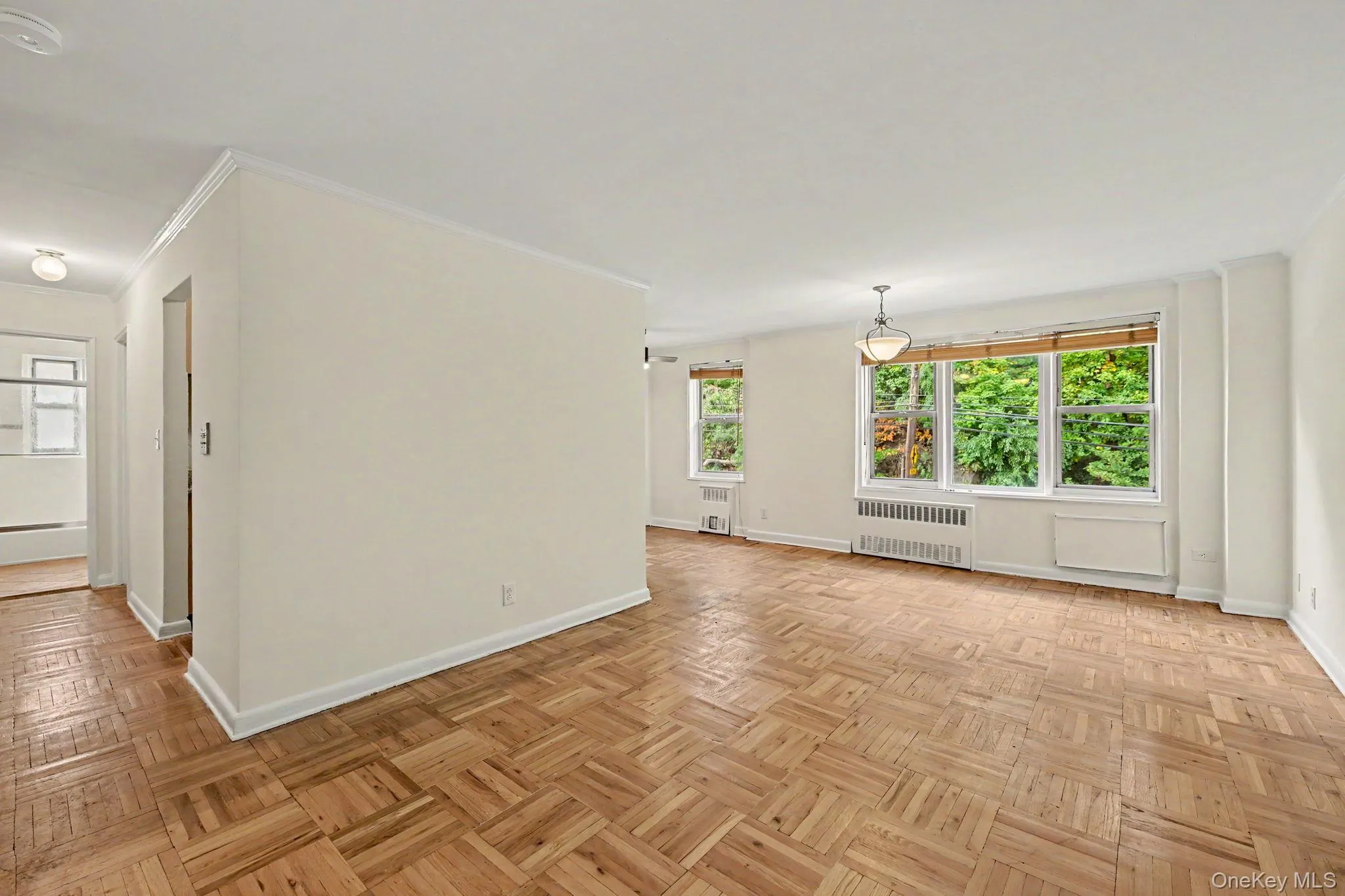 A spacious sunlit unit. Many windows! A spacious sunlit unit. Many windows!