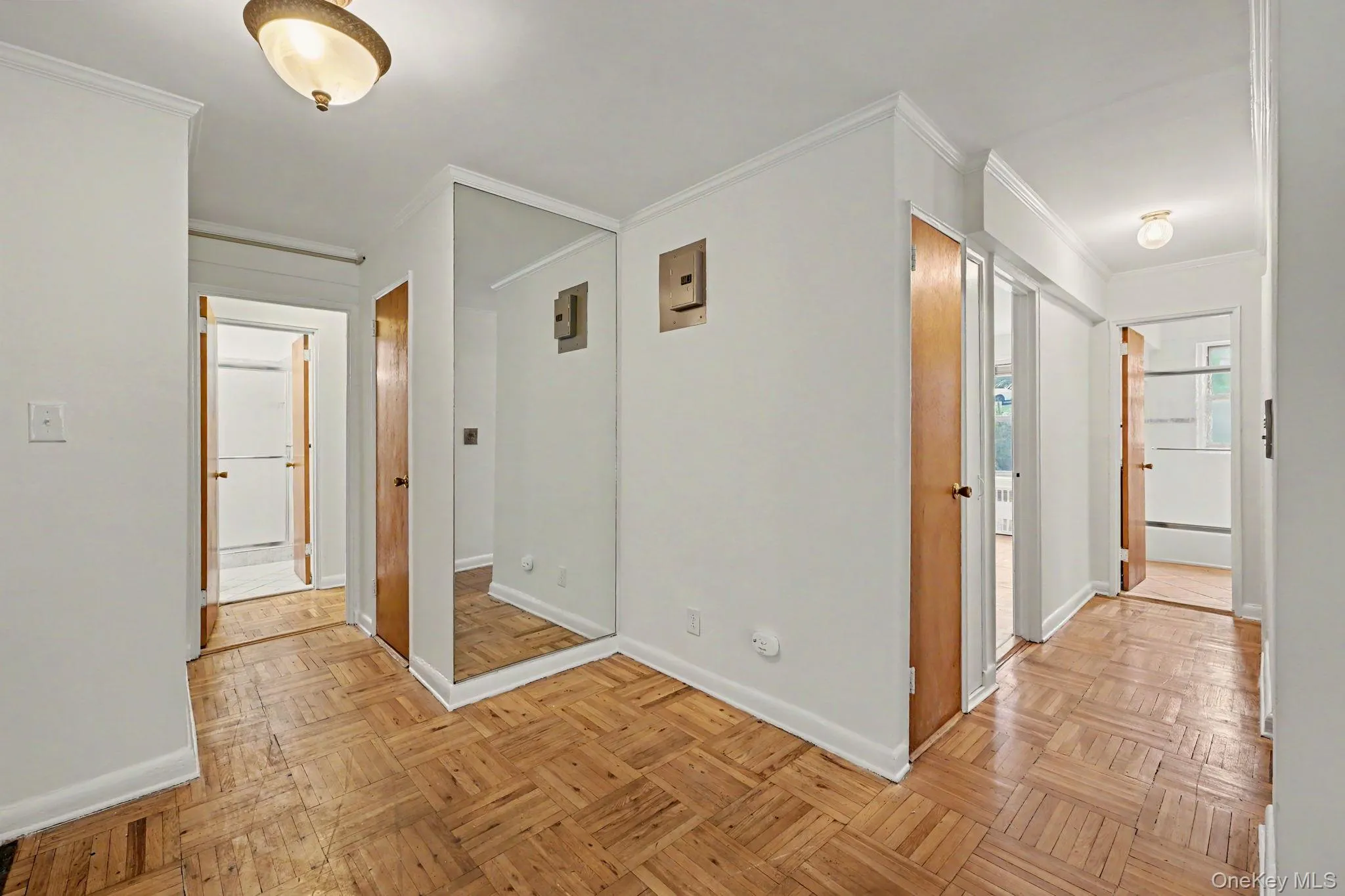Spacious entry with hallways to 3 bedrooms. Spacious entry with hallways to 3 bedrooms.