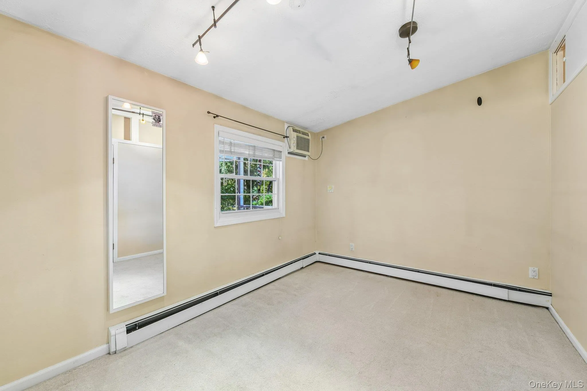 1st Bedroom 9'5"x11'11" 1st Bedroom 9'5"x11'11"