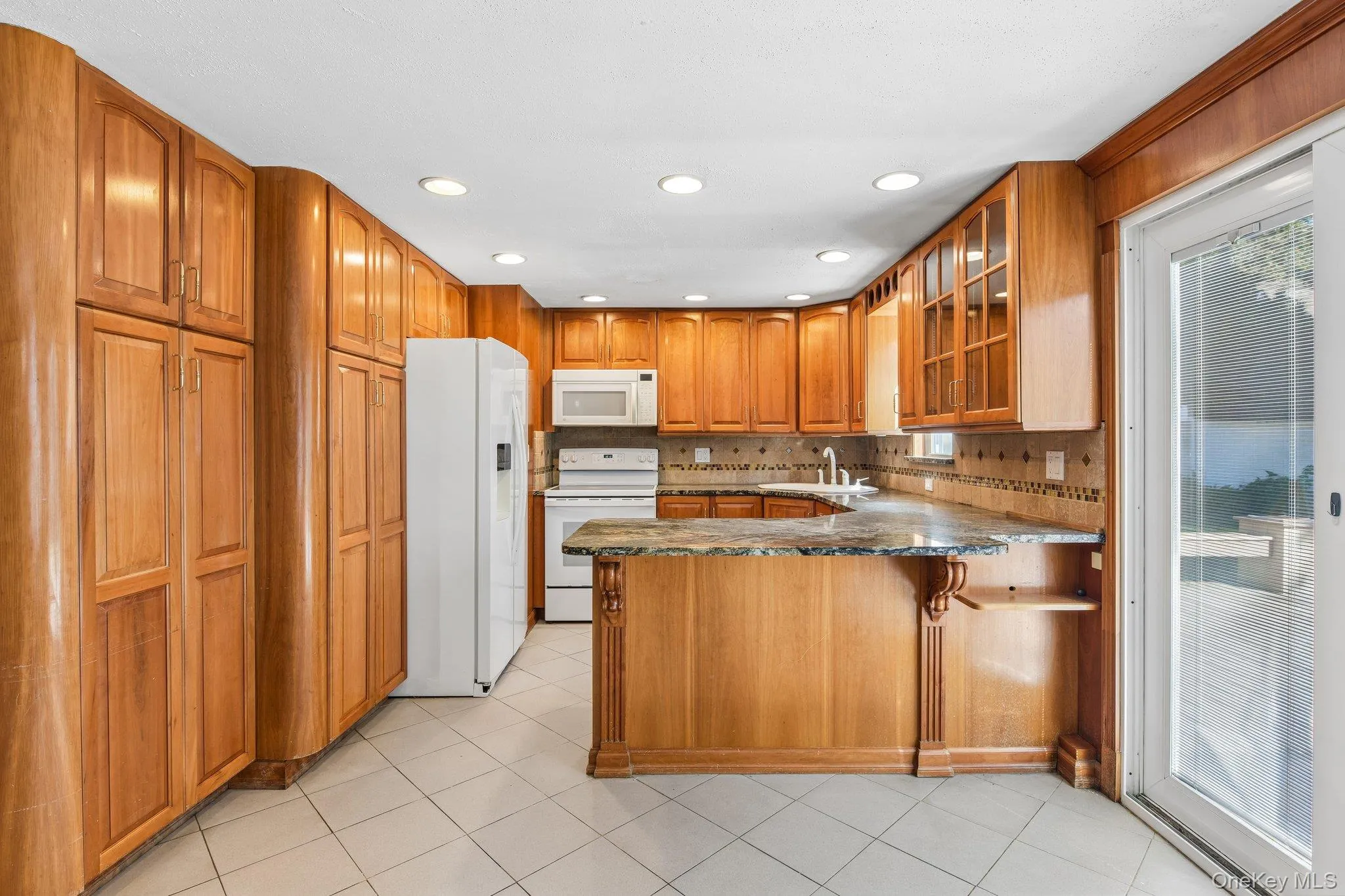Kitchen with L-shape Counter-top Kitchen with L-shape Counter-top