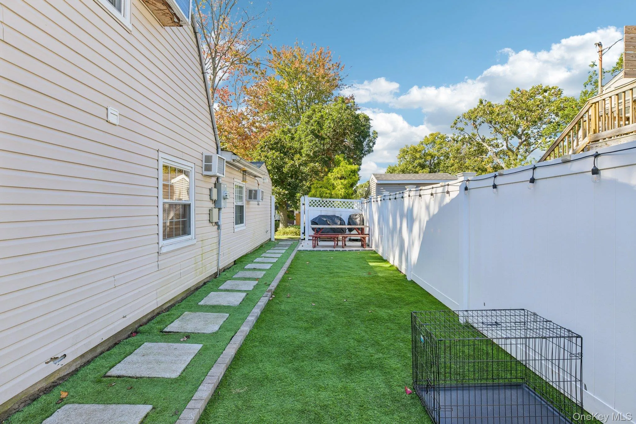 Apartment yard is fenced off from Main House Apartment yard is fenced off from Main House