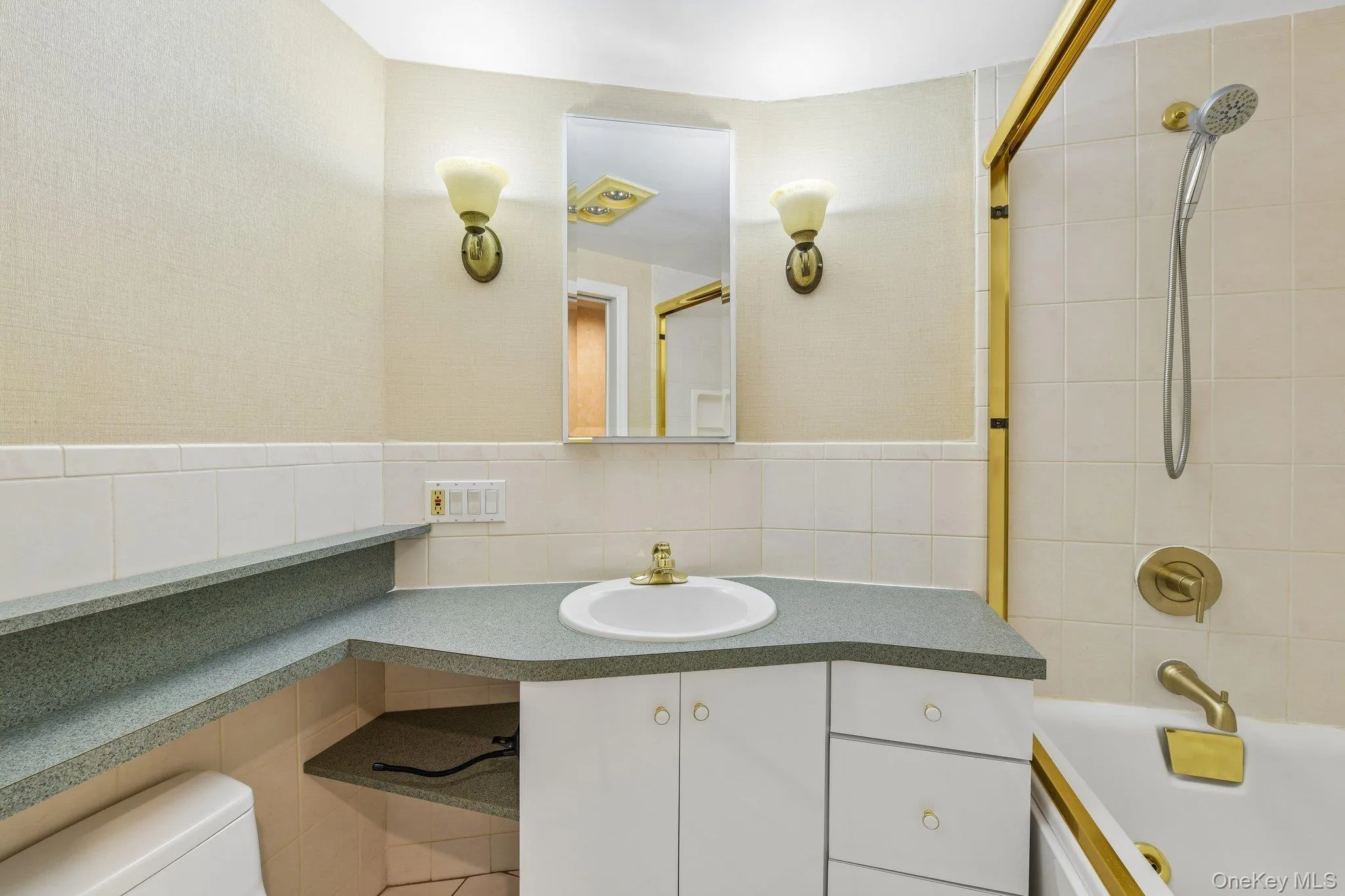 Main Bathroom Main Bathroom