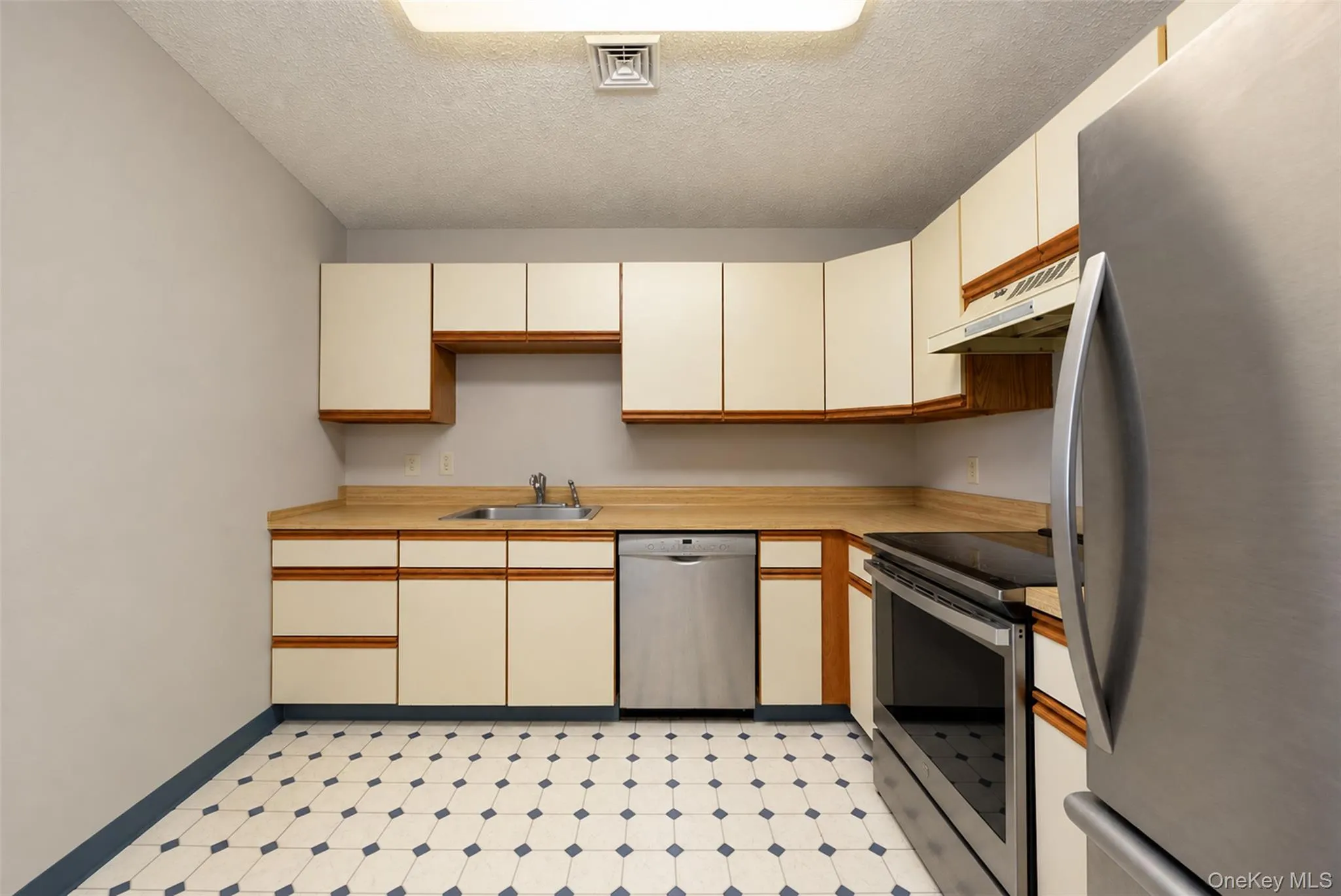 4004 Deer Path, Poughkeepsie, NY, 2 Bedrooms Bedrooms, 5 Rooms Rooms,1 BathroomBathrooms,Residential,For Rent,Deer,0,1063229 4004 Deer Path, Poughkeepsie, NY, 2 Bedrooms Bedrooms, 5 Rooms Rooms,1 BathroomBathrooms,Residential,For Rent,Deer,0,1063229