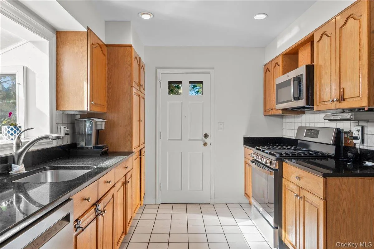 46 Robins Road, New Rochelle, NY, 2 Bedrooms Bedrooms, 6 Rooms Rooms,2 BathroomsBathrooms,Residential,For Rent,Robins,0,1063261 46 Robins Road, New Rochelle, NY, 2 Bedrooms Bedrooms, 6 Rooms Rooms,2 BathroomsBathrooms,Residential,For Rent,Robins,0,1063261