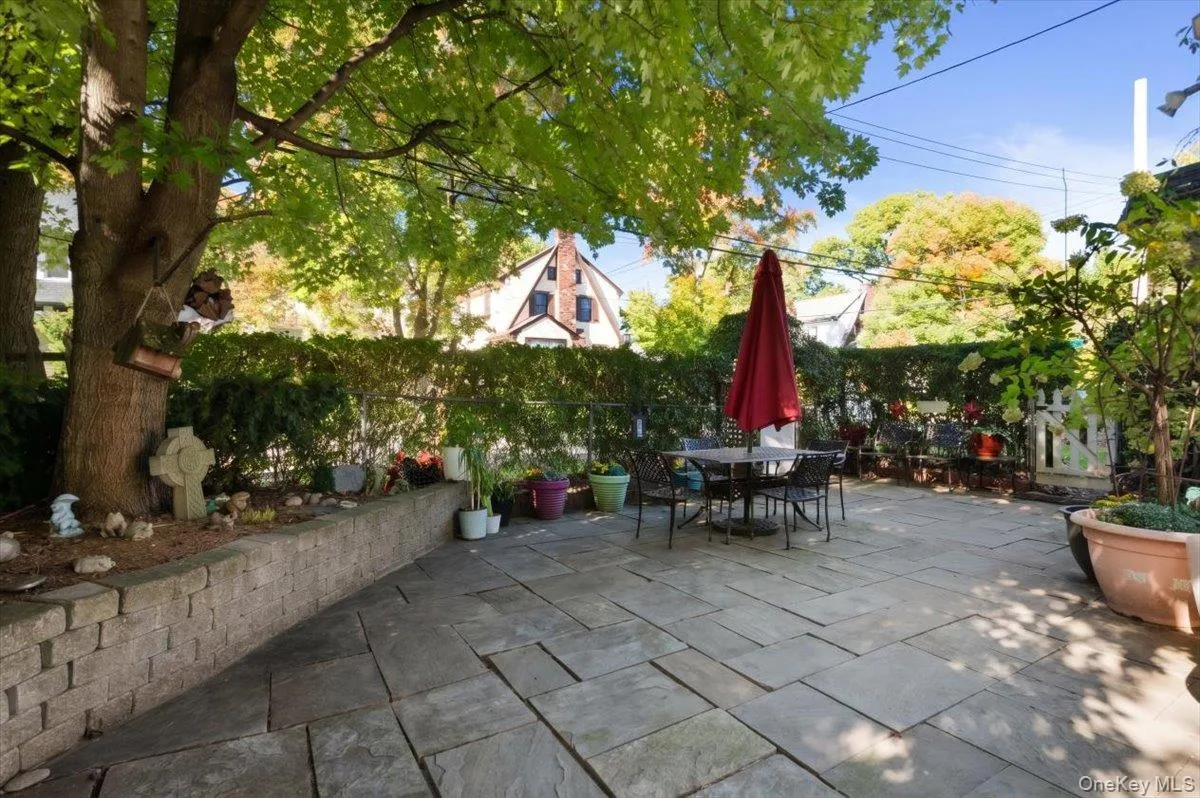 46 Robins Road, New Rochelle, NY, 2 Bedrooms Bedrooms, 6 Rooms Rooms,2 BathroomsBathrooms,Residential,For Rent,Robins,0,1063261 46 Robins Road, New Rochelle, NY, 2 Bedrooms Bedrooms, 6 Rooms Rooms,2 BathroomsBathrooms,Residential,For Rent,Robins,0,1063261