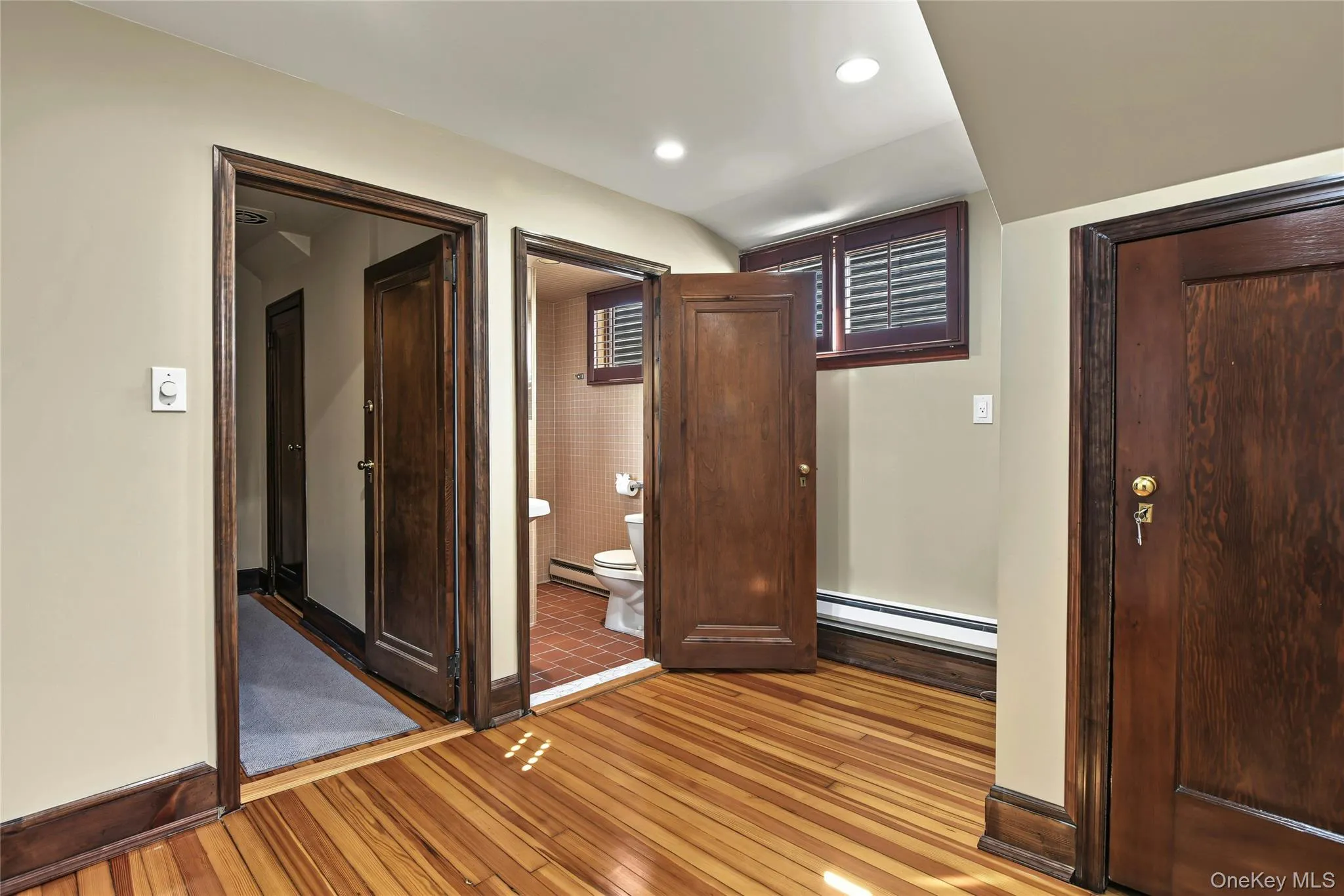 entrance from hall into dressing area/home office - pvt bath 3rd floor entrance from hall into dressing area/home office - pvt bath 3rd floor