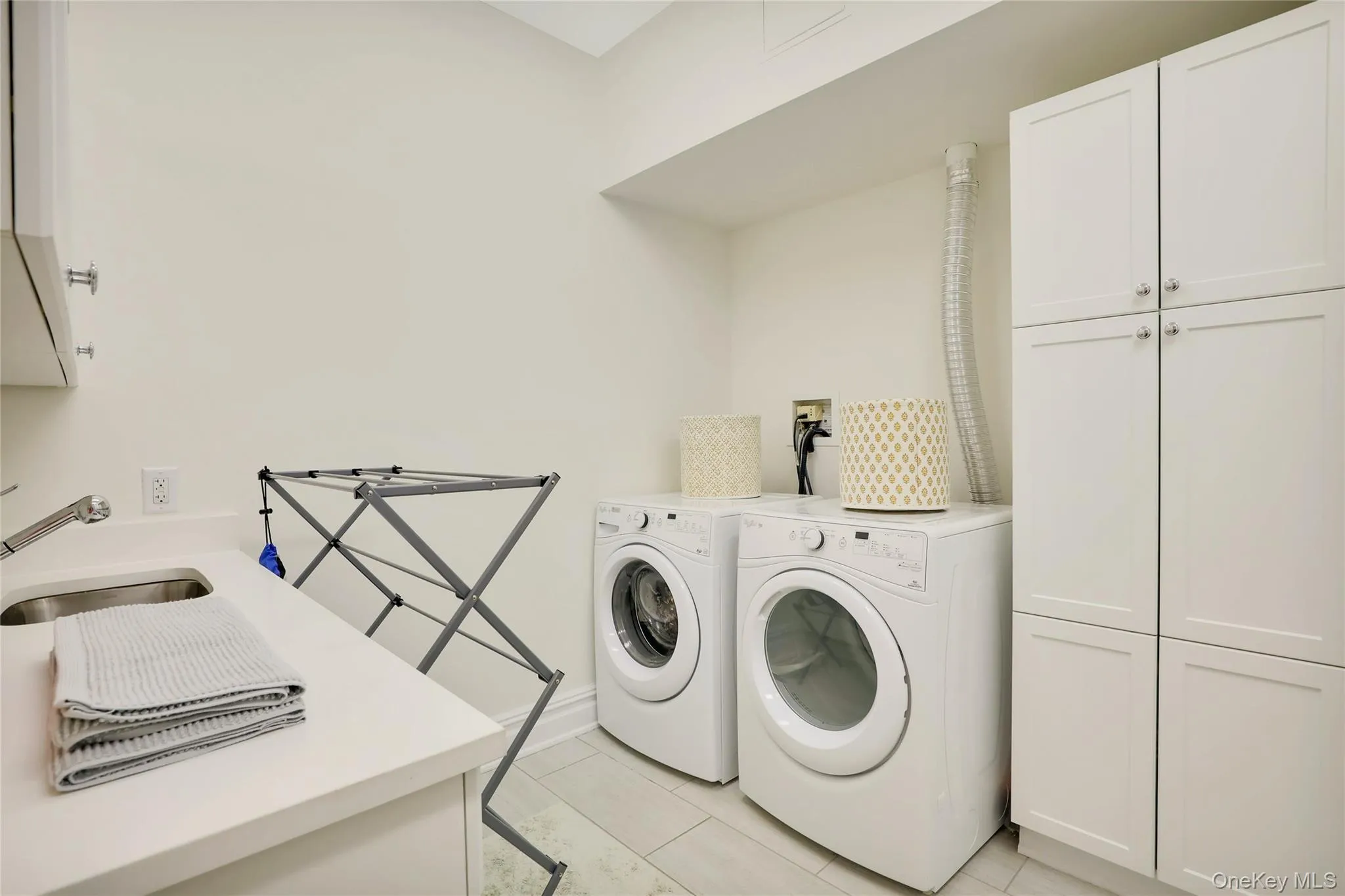 1000 Royal Court, North Hempstead, NY, 2 Bedrooms Bedrooms, 6 Rooms Rooms,2 BathroomsBathrooms,Residential Lease,For Rent,Royal,0,1063266 1000 Royal Court, North Hempstead, NY, 2 Bedrooms Bedrooms, 6 Rooms Rooms,2 BathroomsBathrooms,Residential Lease,For Rent,Royal,0,1063266