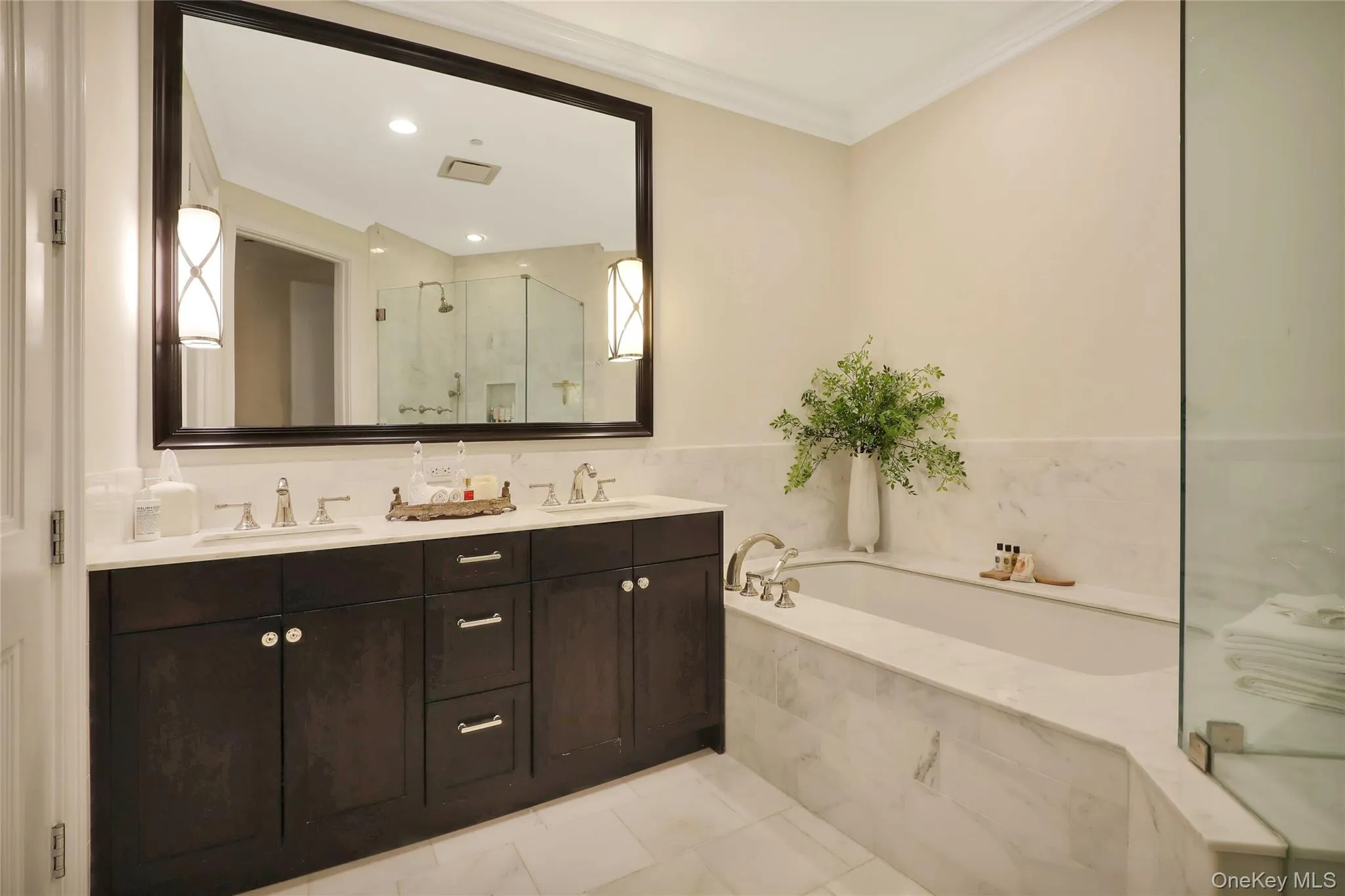 1000 Royal Court, North Hempstead, NY, 2 Bedrooms Bedrooms, 6 Rooms Rooms,2 BathroomsBathrooms,Residential Lease,For Rent,Royal,0,1063266 1000 Royal Court, North Hempstead, NY, 2 Bedrooms Bedrooms, 6 Rooms Rooms,2 BathroomsBathrooms,Residential Lease,For Rent,Royal,0,1063266