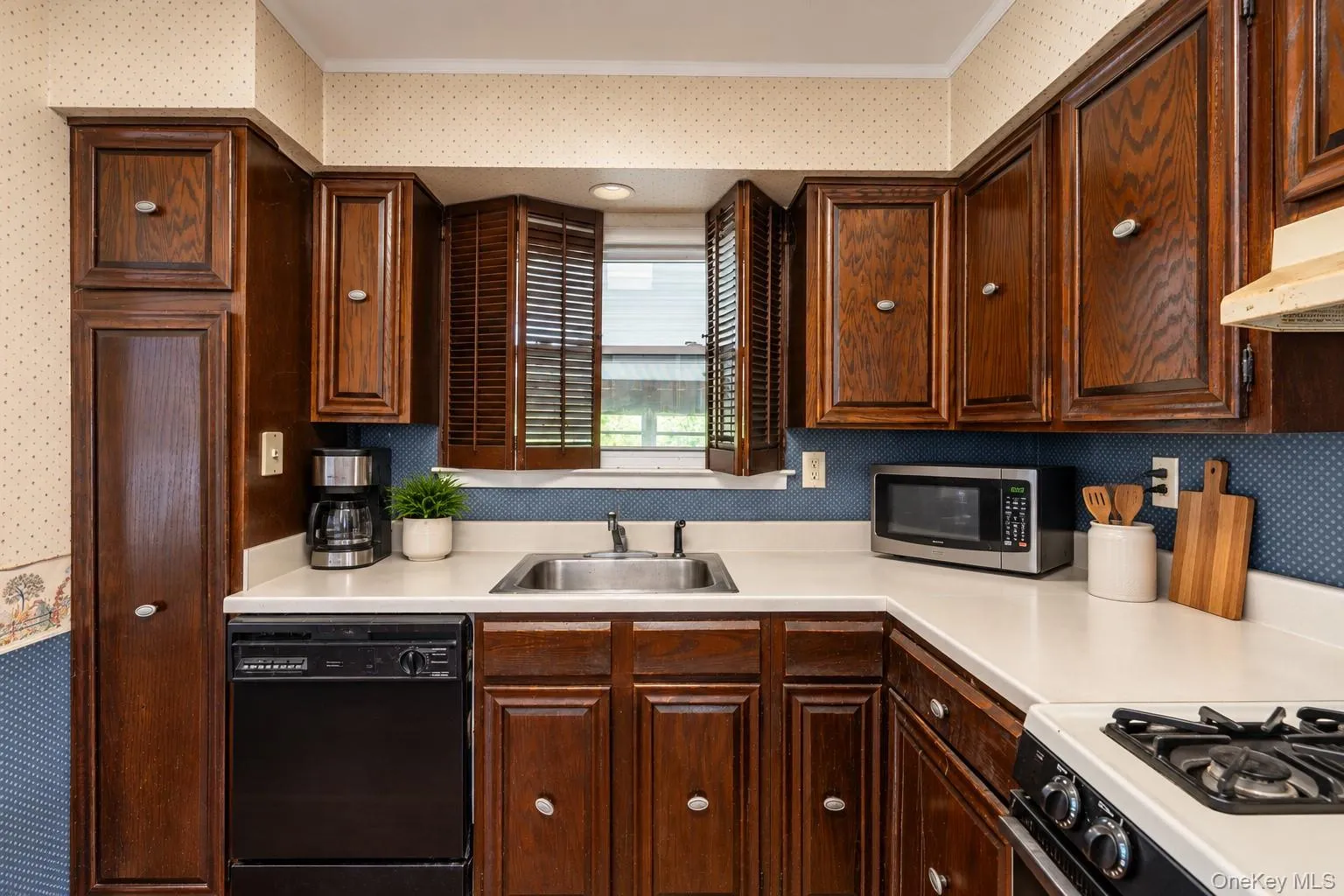 AI Generated to stage and declutter to give buyers a better idea of the space. AI Generated to stage and declutter to give buyers a better idea of the space.