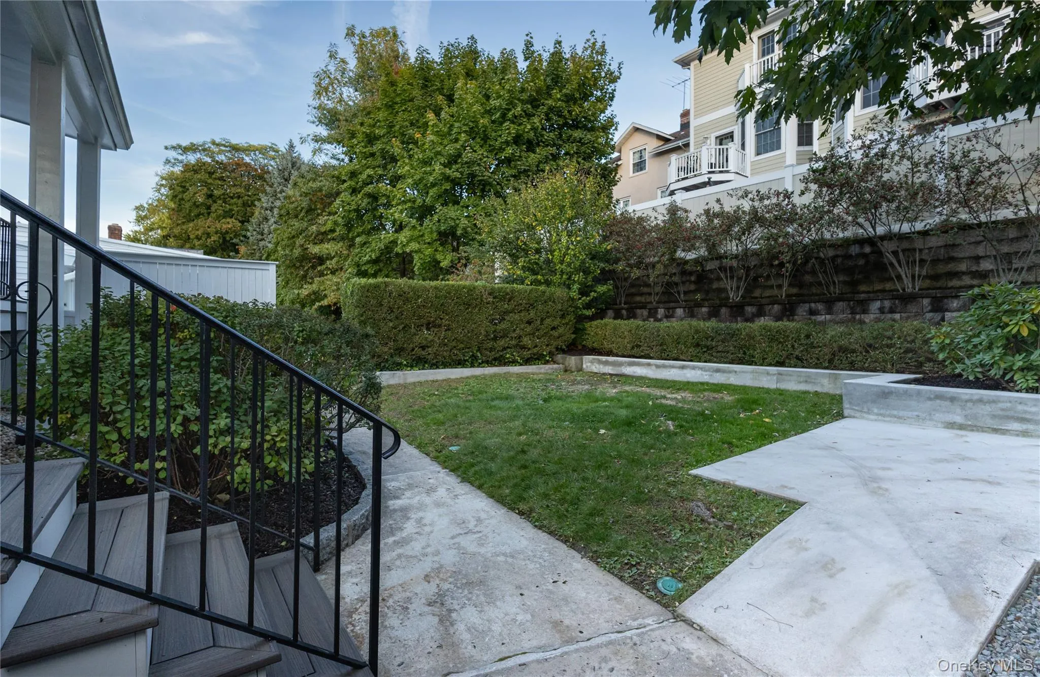 Additional angle of private yard. Additional angle of private yard.