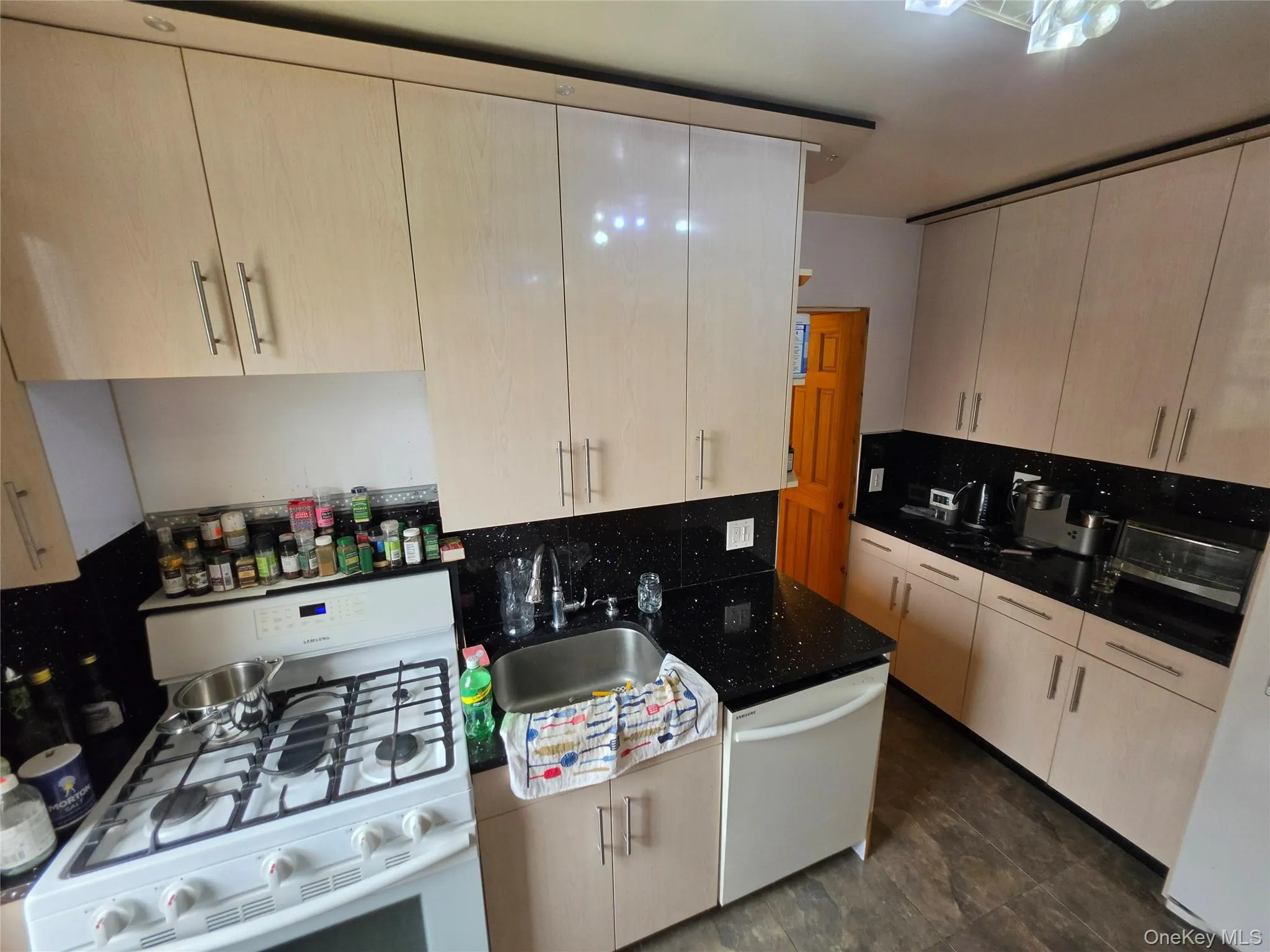 6309 108 Street, New York, NY, 2 Bedrooms Bedrooms, 4 Rooms Rooms,1 BathroomBathrooms,Residential,For Rent,108,0,1063358 6309 108 Street, New York, NY, 2 Bedrooms Bedrooms, 4 Rooms Rooms,1 BathroomBathrooms,Residential,For Rent,108,0,1063358