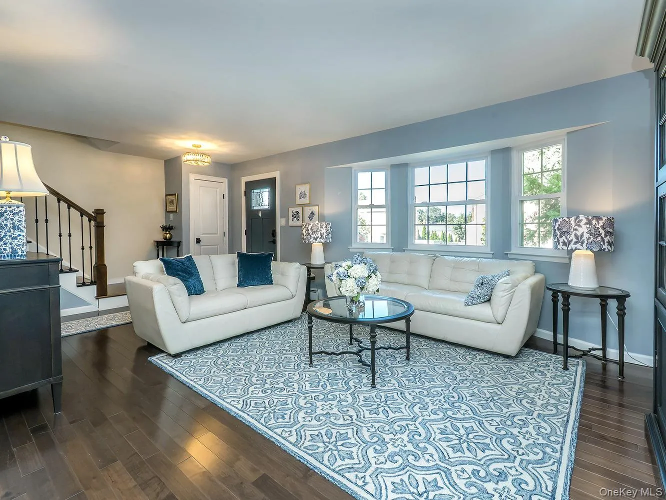 Large bay windows to provide ample sunlight Large bay windows to provide ample sunlight