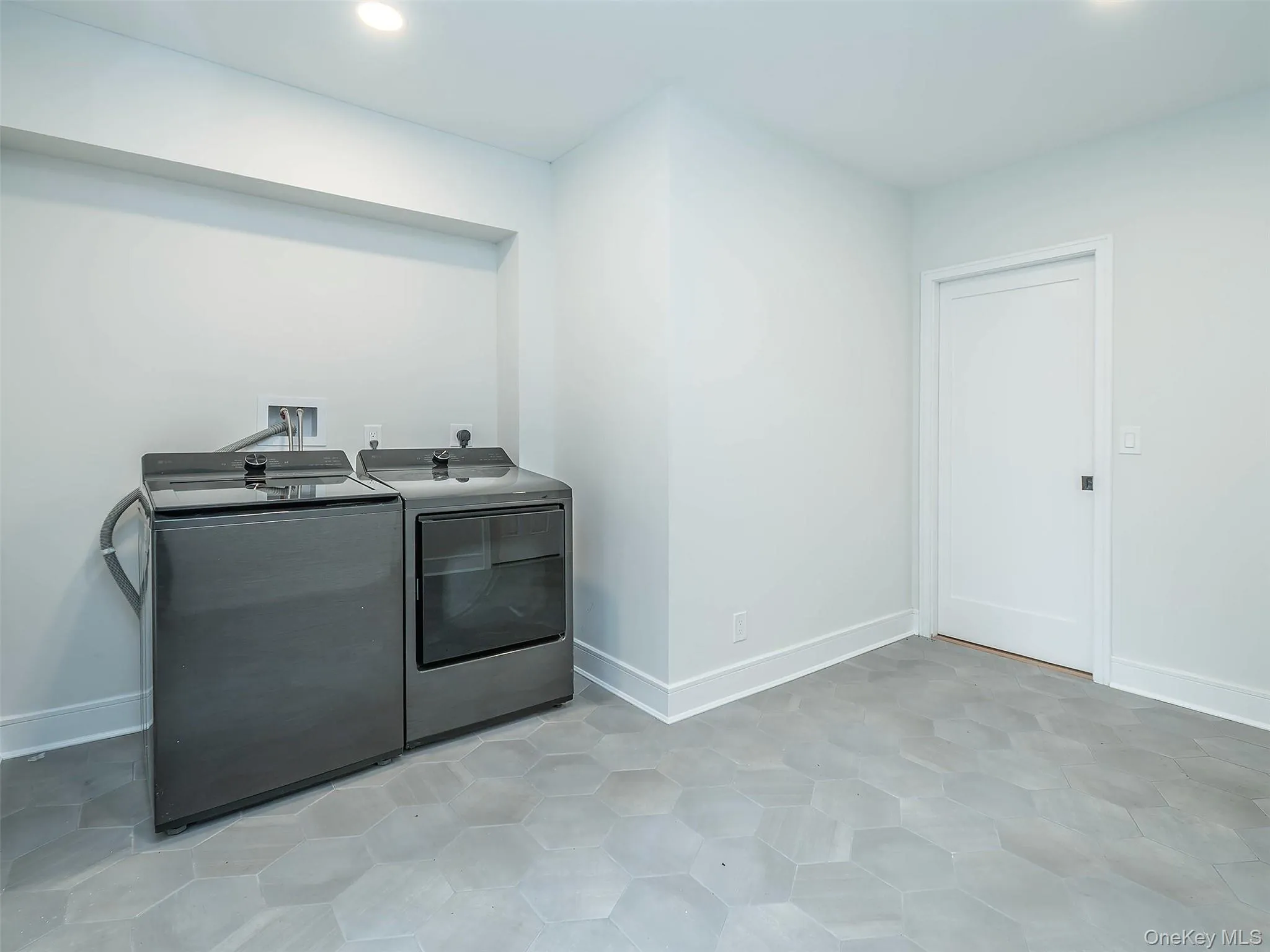 1st Floor: Large laundry room, with plenty of space for the room to multi task! 1st Floor: Large laundry room, with plenty of space for the room to multi task!