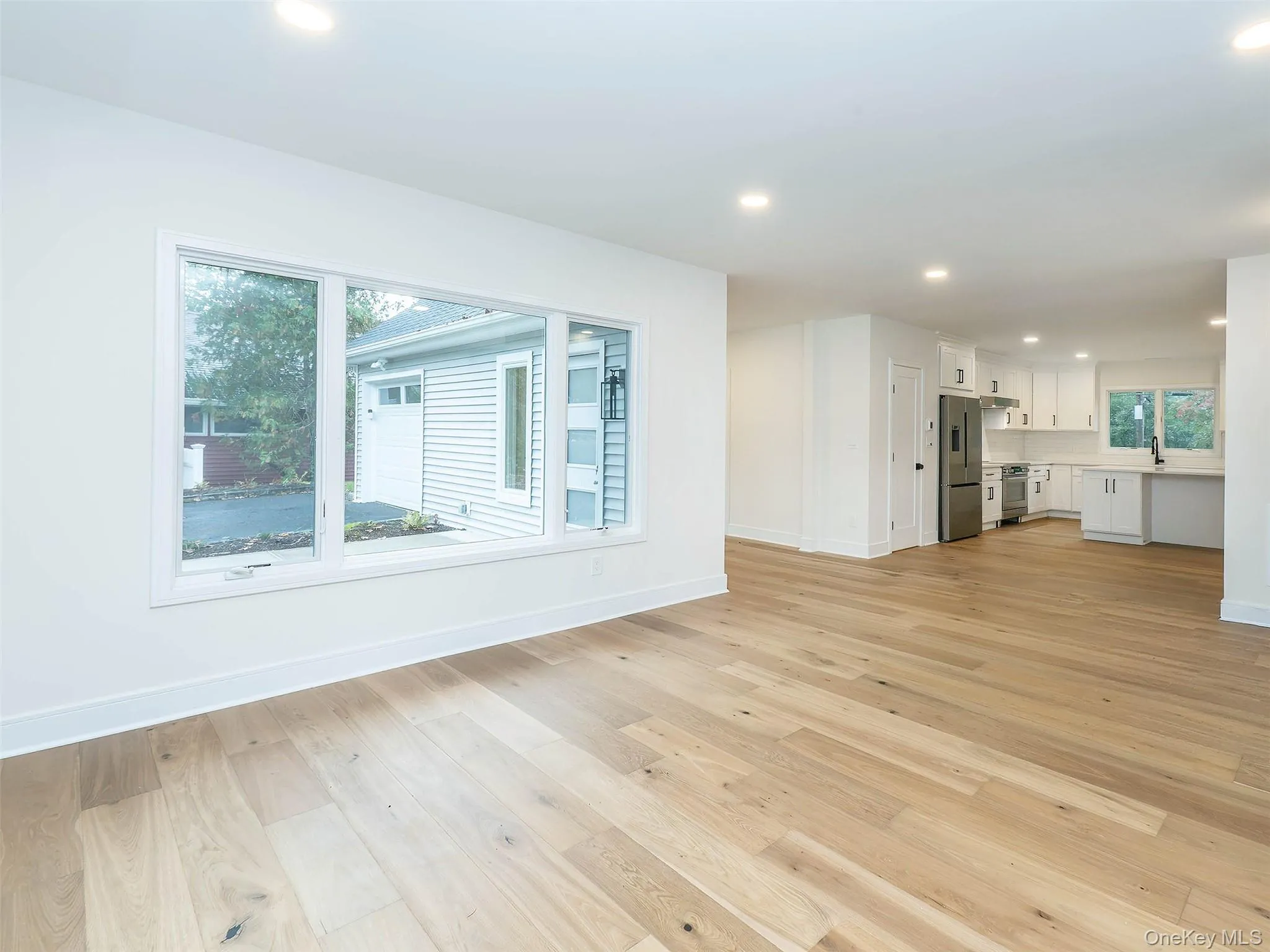 Living is open to kitchen. Living is open to kitchen.