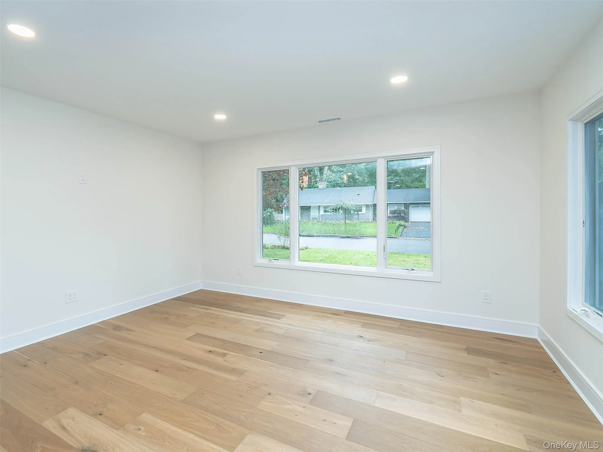 Beautiful Oak engineered flooring throughout the home Beautiful Oak engineered flooring throughout the home