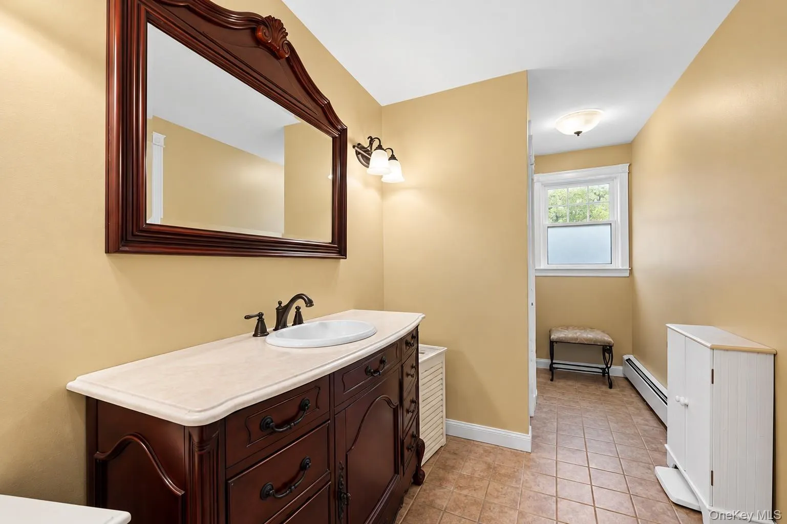 Full Bathroom in hallway on second floor. Full Bathroom in hallway on second floor.