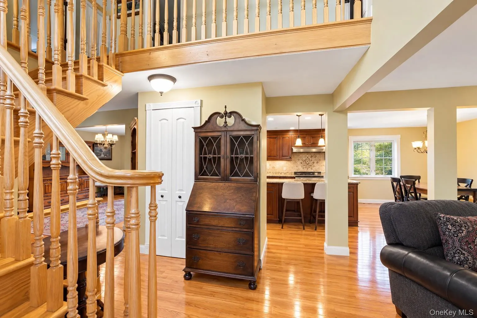 Formal entrance opens to the den, living room and kitchen. Formal entrance opens to the den, living room and kitchen.