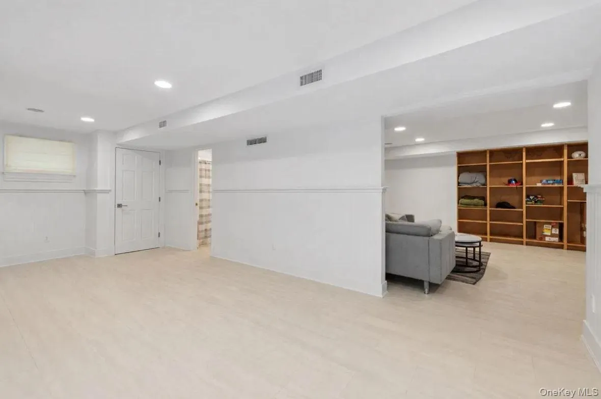 100 Wainscott Nw Road, East Hampton, New York 11975