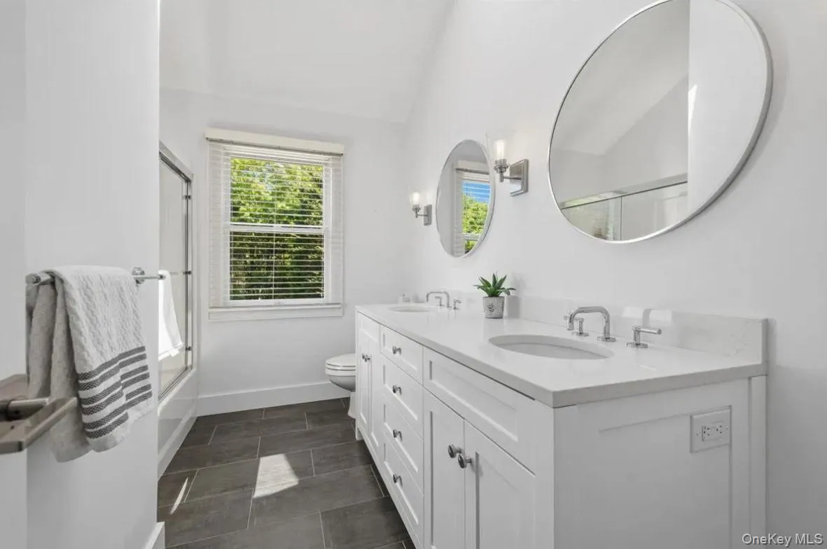 100 Wainscott Nw Road, East Hampton, New York 11975