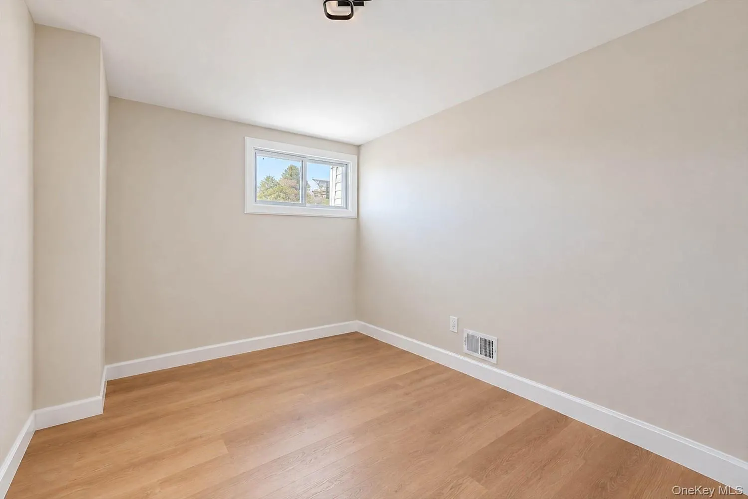 6 Amador Street, New York, NY, 3 Bedrooms Bedrooms, 8 Rooms Rooms,2 BathroomsBathrooms,Residential,For Rent,Amador,0,1063524 6 Amador Street, New York, NY, 3 Bedrooms Bedrooms, 8 Rooms Rooms,2 BathroomsBathrooms,Residential,For Rent,Amador,0,1063524
