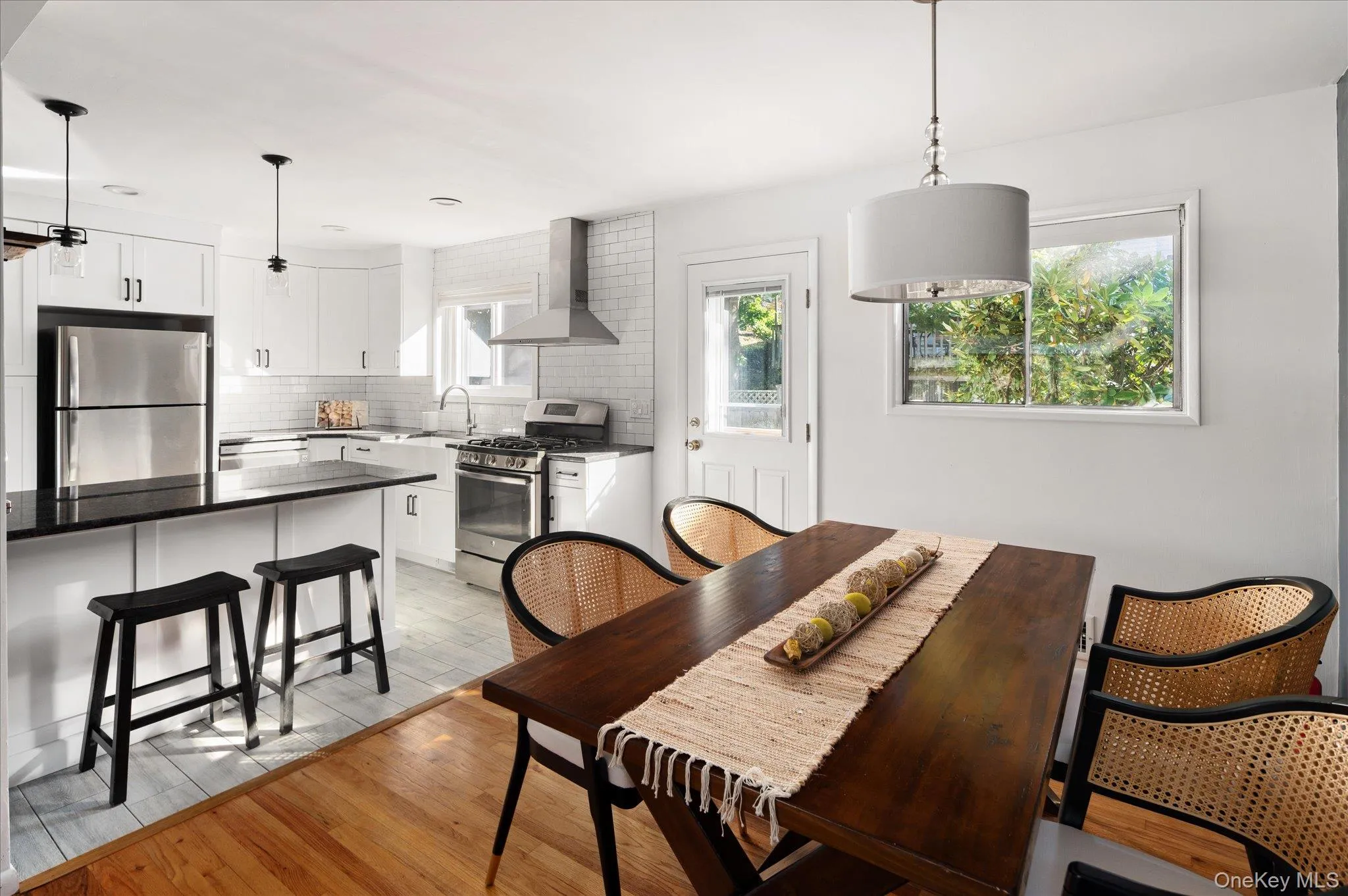 Dining area opens to Kitchen. Dining area opens to Kitchen.