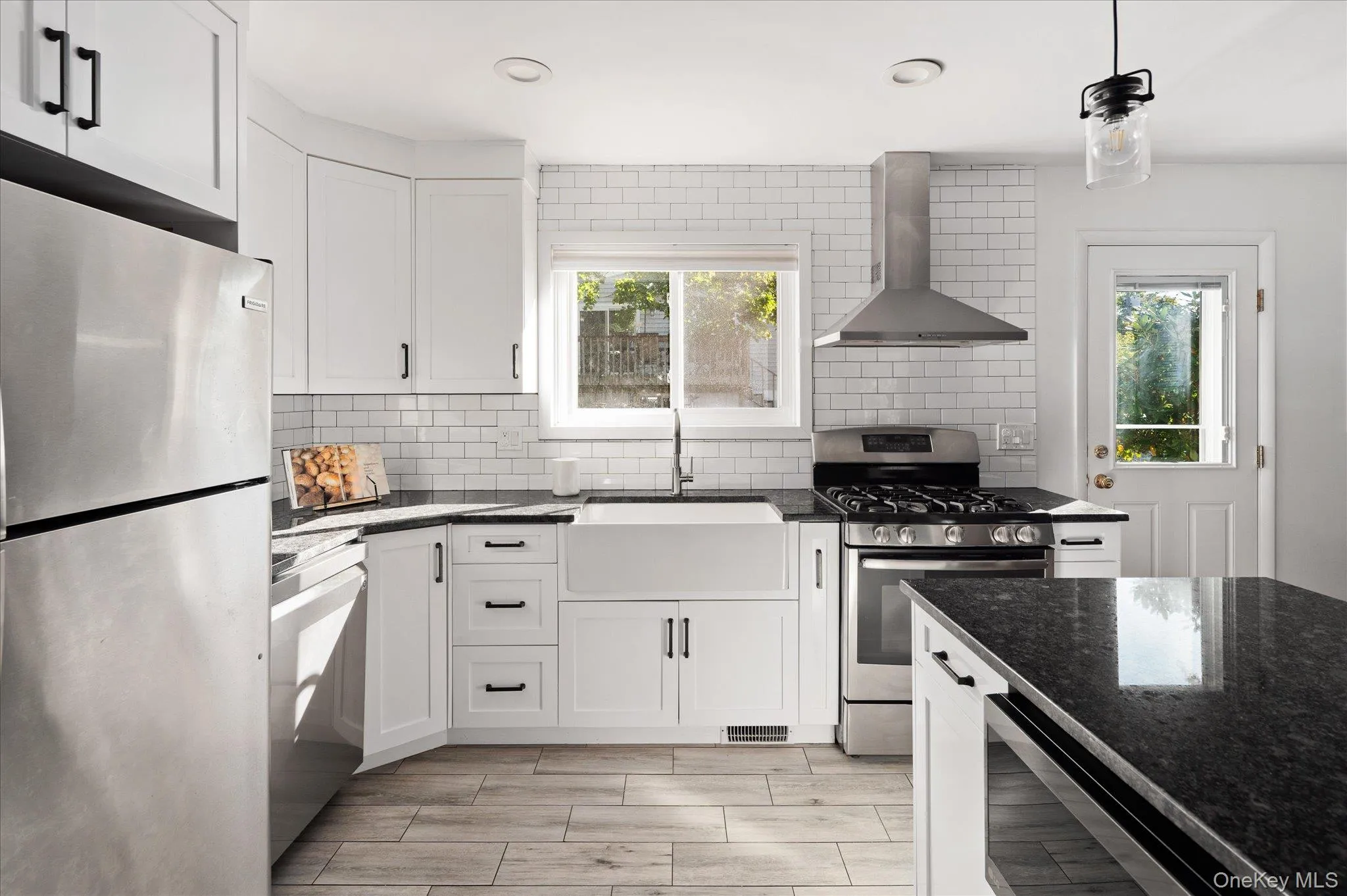 Natural light plays off the stainless appliances. Natural light plays off the stainless appliances.