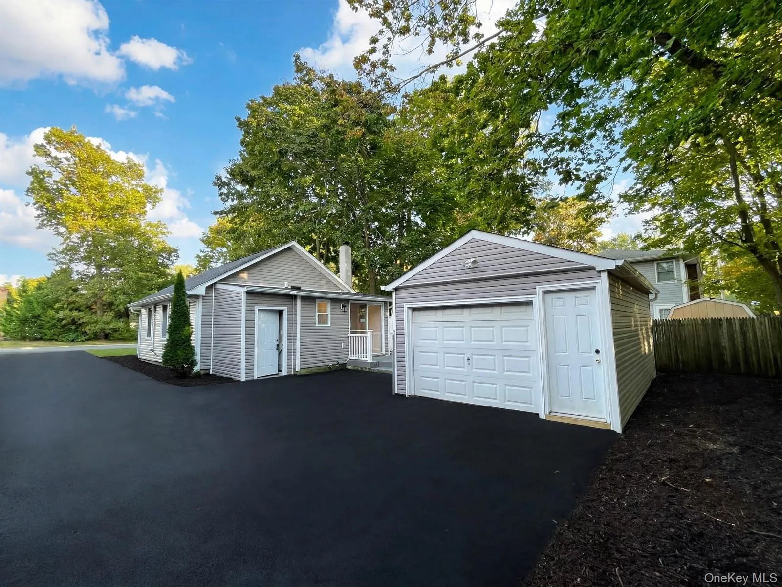 4 Garfield Court, Smithtown, NY, 2 Bedrooms Bedrooms, 5 Rooms Rooms,1 BathroomBathrooms,Residential,For Rent,Garfield,0,1063663 4 Garfield Court, Smithtown, NY, 2 Bedrooms Bedrooms, 5 Rooms Rooms,1 BathroomBathrooms,Residential,For Rent,Garfield,0,1063663