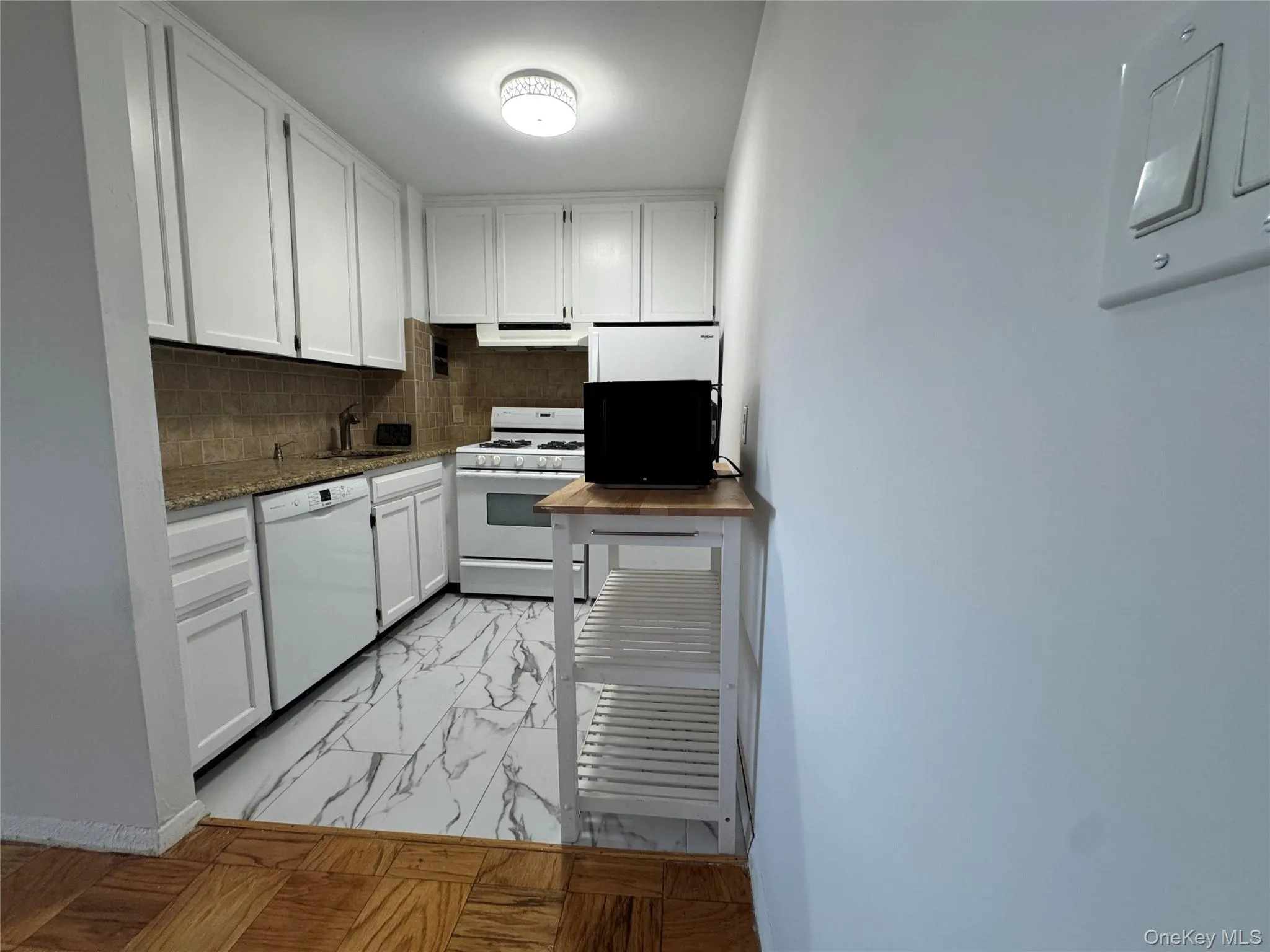 Kitchen with Peaceful Working Space! Kitchen with Peaceful Working Space!