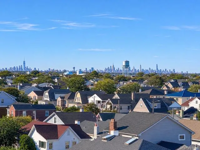 Private Balcony with NYC Skyline Views! Private Balcony with NYC Skyline Views!