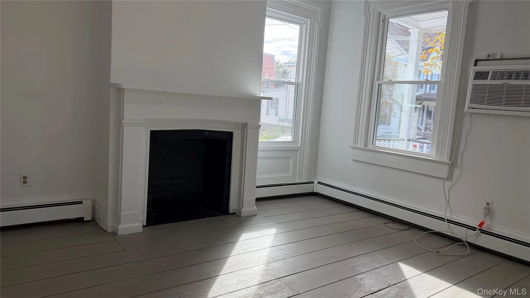 Master Bedroom has fireplace for decorating purposes only. Master Bedroom has fireplace for decorating purposes only.