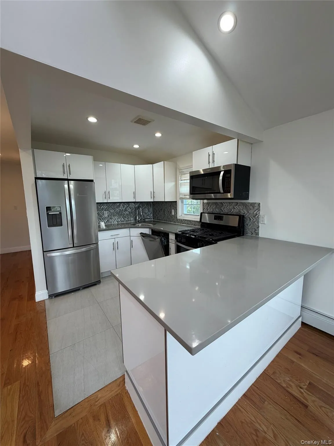 22924 Edgewood Avenue, New York, NY, 3 Bedroom Bedrooms, 6 Room Rooms,1 BathroomBathrooms,Residential Lease,For Rent,Edgewood,0,1063884 22924 Edgewood Avenue, New York, NY, 3 Bedroom Bedrooms, 6 Room Rooms,1 BathroomBathrooms,Residential Lease,For Rent,Edgewood,0,1063884
