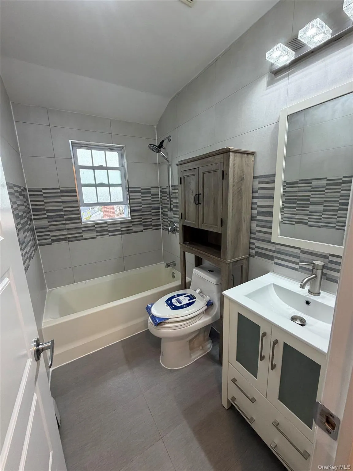 22924 Edgewood Avenue, New York, NY, 3 Bedroom Bedrooms, 6 Room Rooms,1 BathroomBathrooms,Residential Lease,For Rent,Edgewood,0,1063884 22924 Edgewood Avenue, New York, NY, 3 Bedroom Bedrooms, 6 Room Rooms,1 BathroomBathrooms,Residential Lease,For Rent,Edgewood,0,1063884