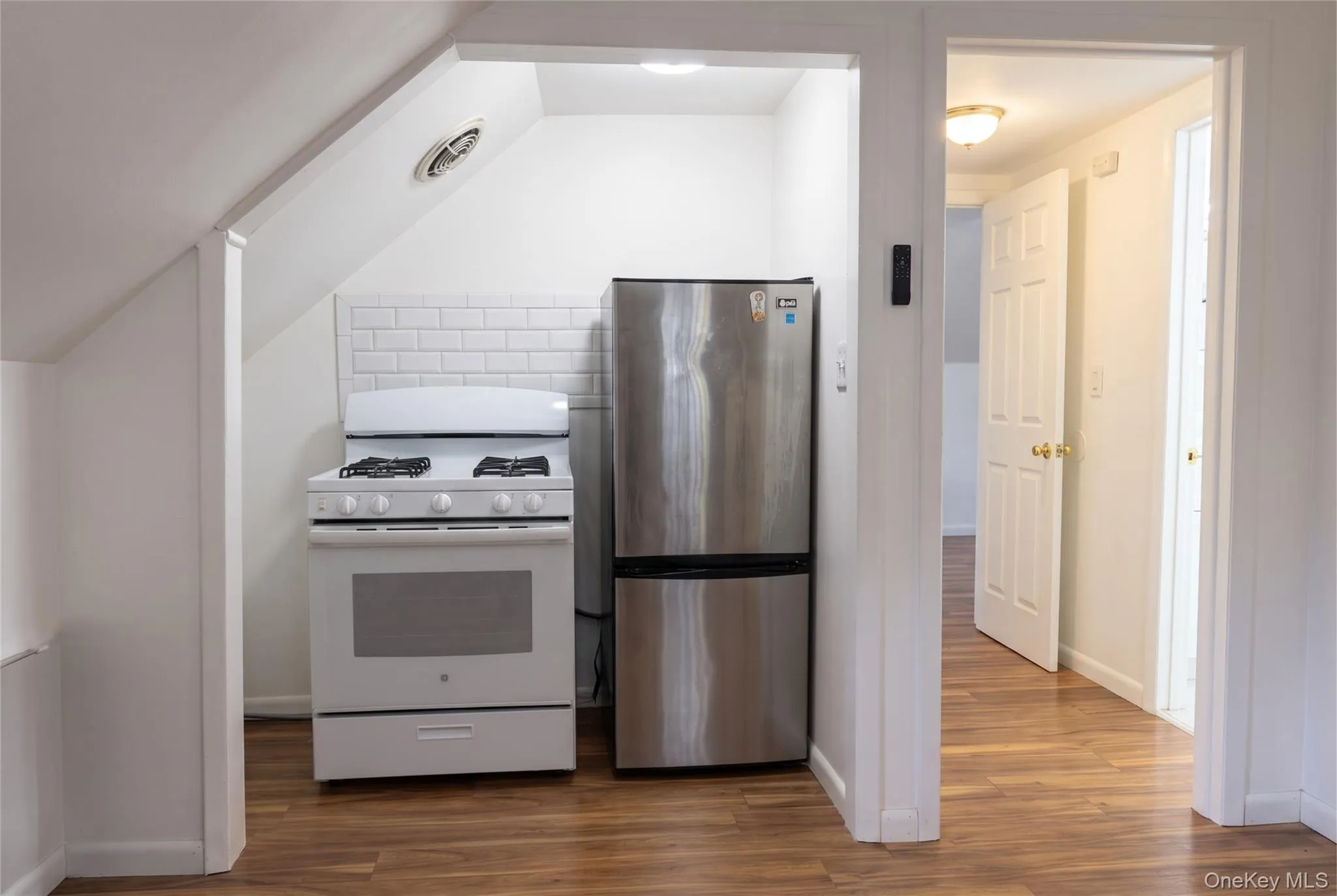 13 Cedarwood Drive, Huntington, NY, 1 Bedroom Bedrooms, 4 Room Rooms,1 BathroomBathrooms,Residential Lease,For Rent,Cedarwood,0,1063907 13 Cedarwood Drive, Huntington, NY, 1 Bedroom Bedrooms, 4 Room Rooms,1 BathroomBathrooms,Residential Lease,For Rent,Cedarwood,0,1063907