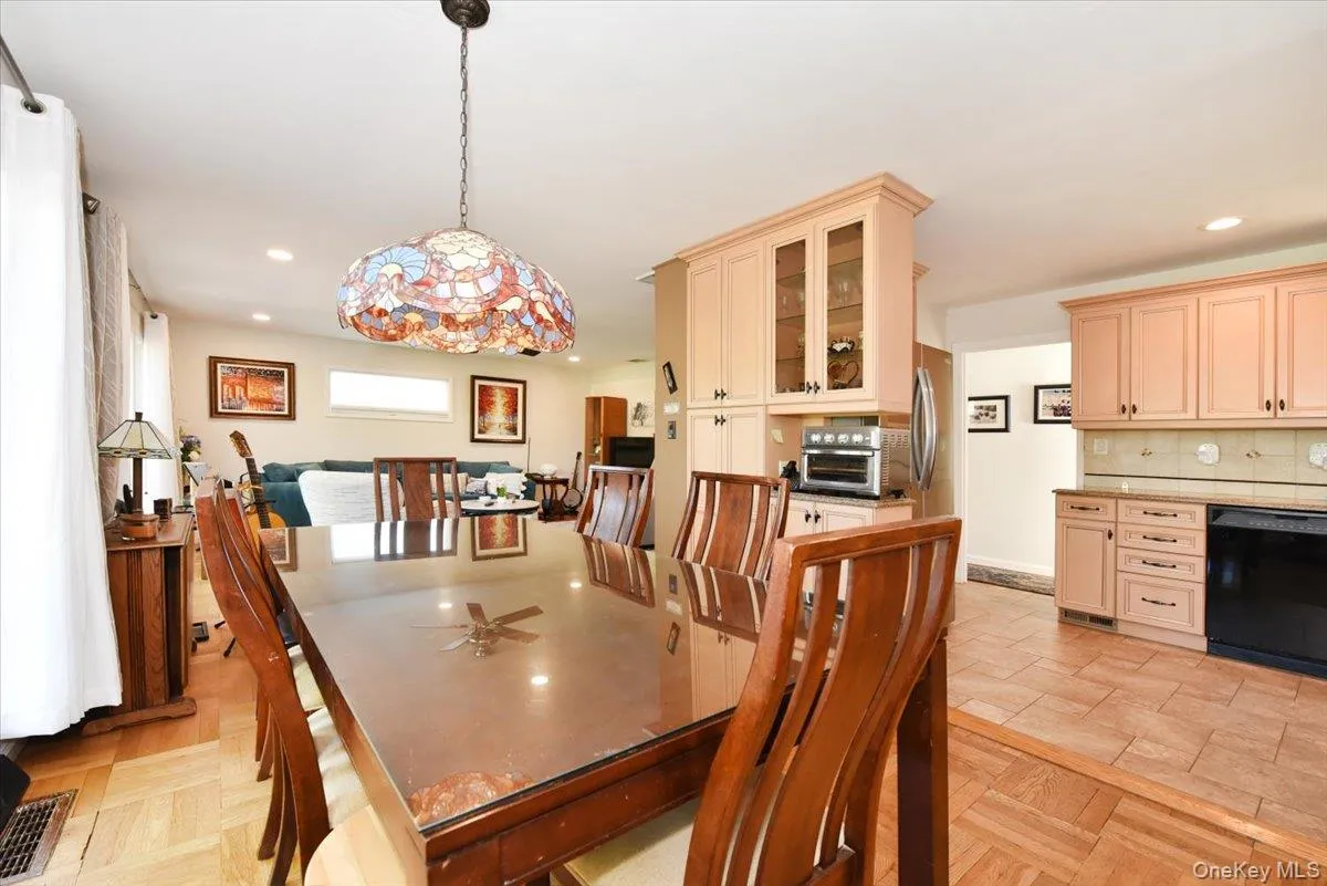 Dinning Area perfect for holiday Gatherings Dinning Area perfect for holiday Gatherings