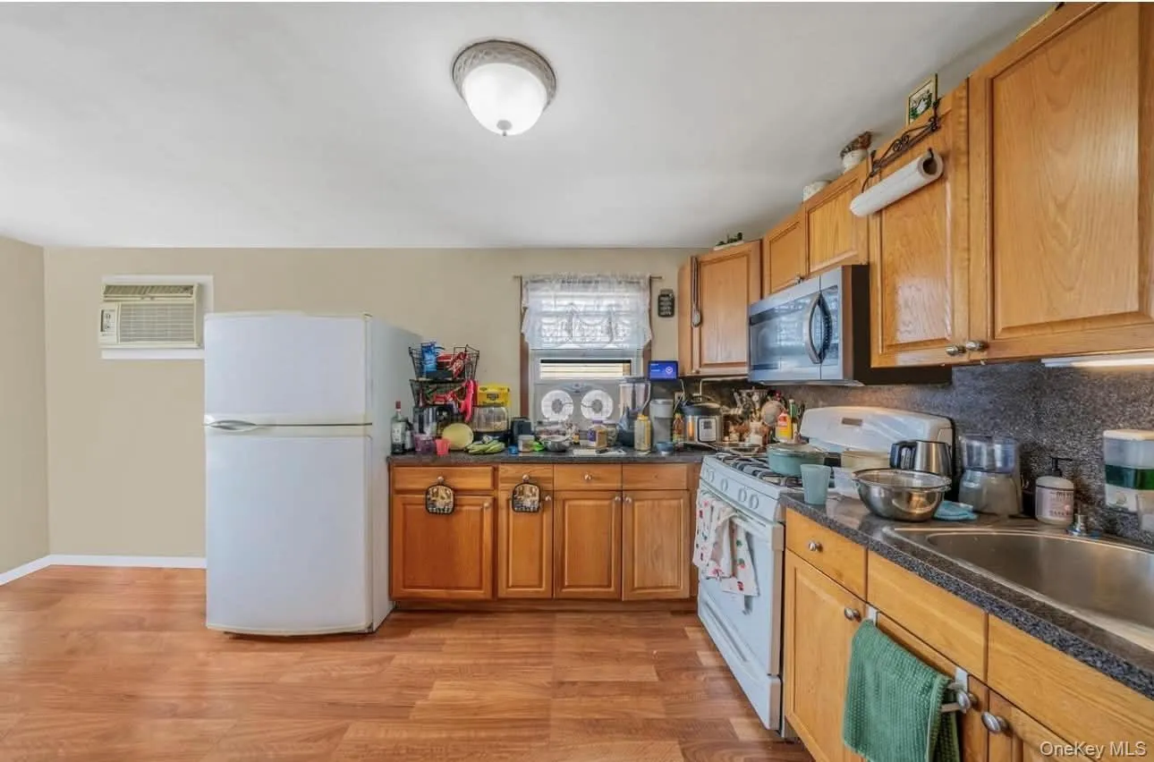175 Clement Avenue, Hempstead, NY, 2 Bedroom Bedrooms, 4 Room Rooms,1 BathroomBathrooms,Residential Lease,For Rent,Clement,0,1063946 175 Clement Avenue, Hempstead, NY, 2 Bedroom Bedrooms, 4 Room Rooms,1 BathroomBathrooms,Residential Lease,For Rent,Clement,0,1063946