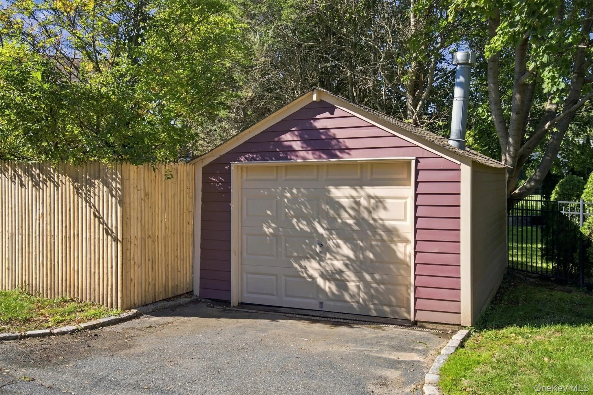 Second garage, perfect for pool house or extra cars! Second garage, perfect for pool house or extra cars!