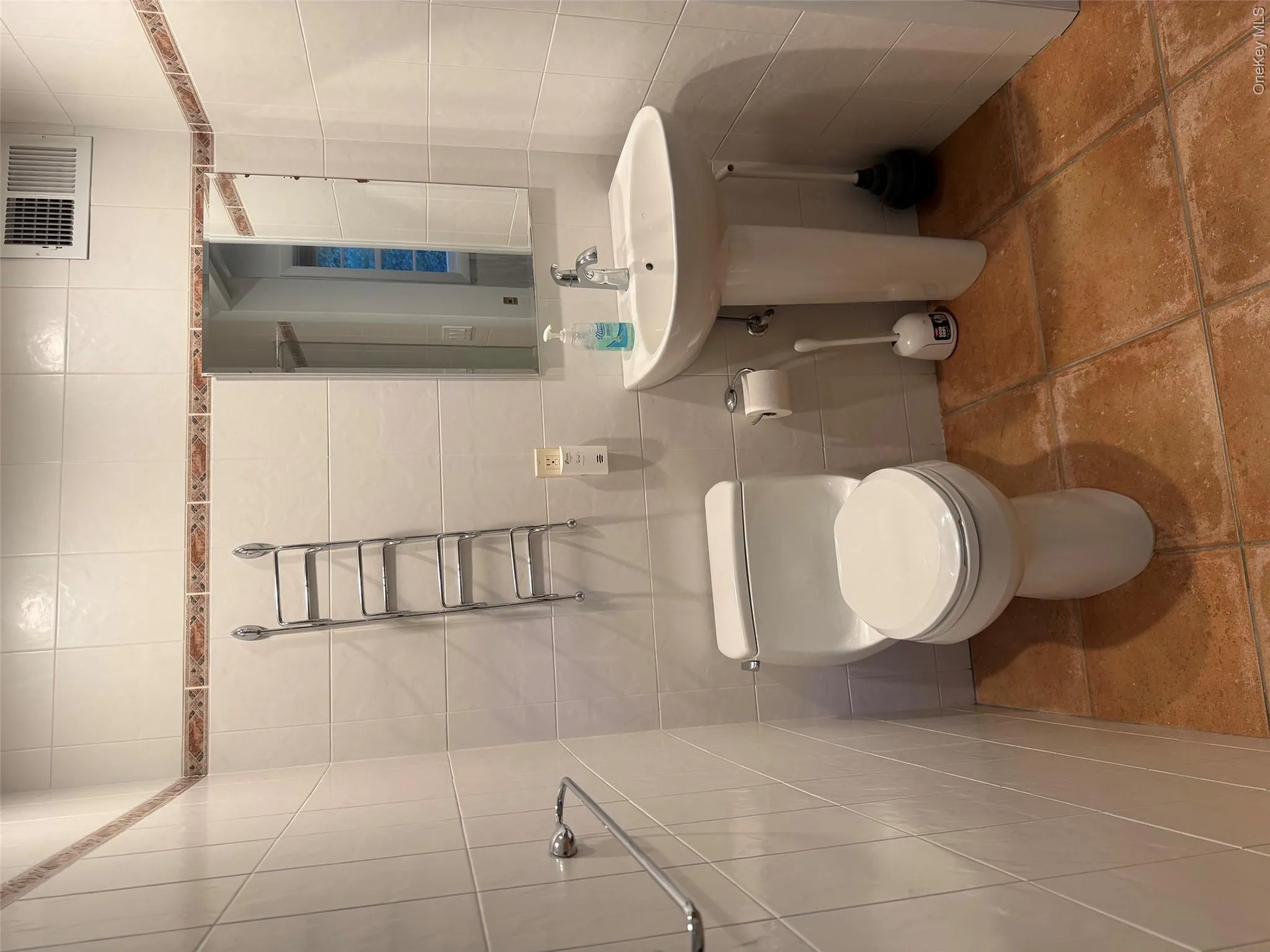 Full Bathroom 2ND FLOOR Full Bathroom 2ND FLOOR