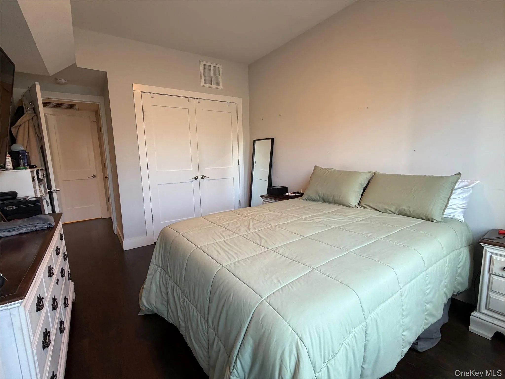 Large Bedroom. Large Bedroom.