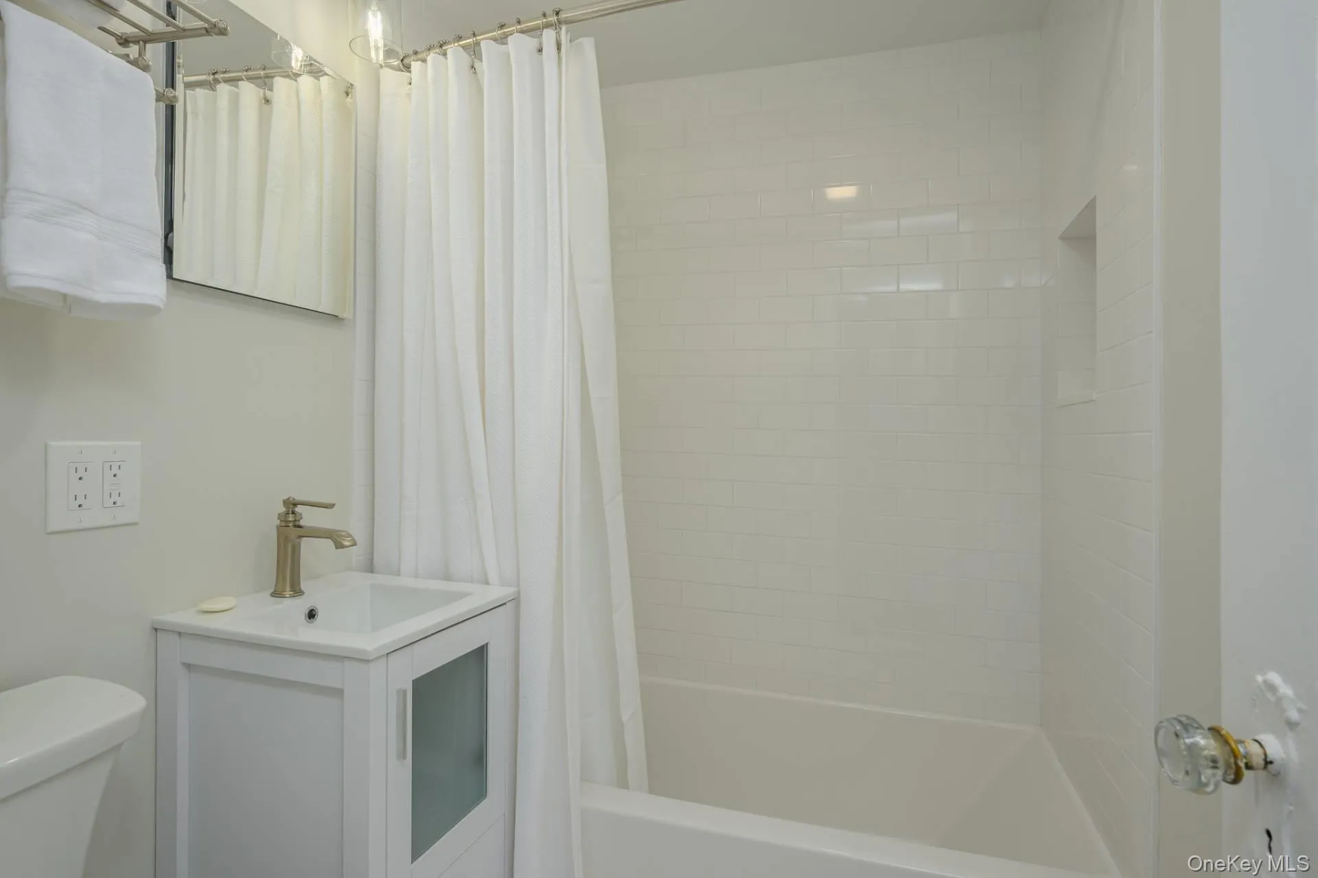 3 Oakhurst Road, Southampton, NY, 4 Bedroom Bedrooms, 6 Room Rooms,2 BathroomBathrooms,Residential Lease,For Rent,Oakhurst,0,1064010 3 Oakhurst Road, Southampton, NY, 4 Bedroom Bedrooms, 6 Room Rooms,2 BathroomBathrooms,Residential Lease,For Rent,Oakhurst,0,1064010