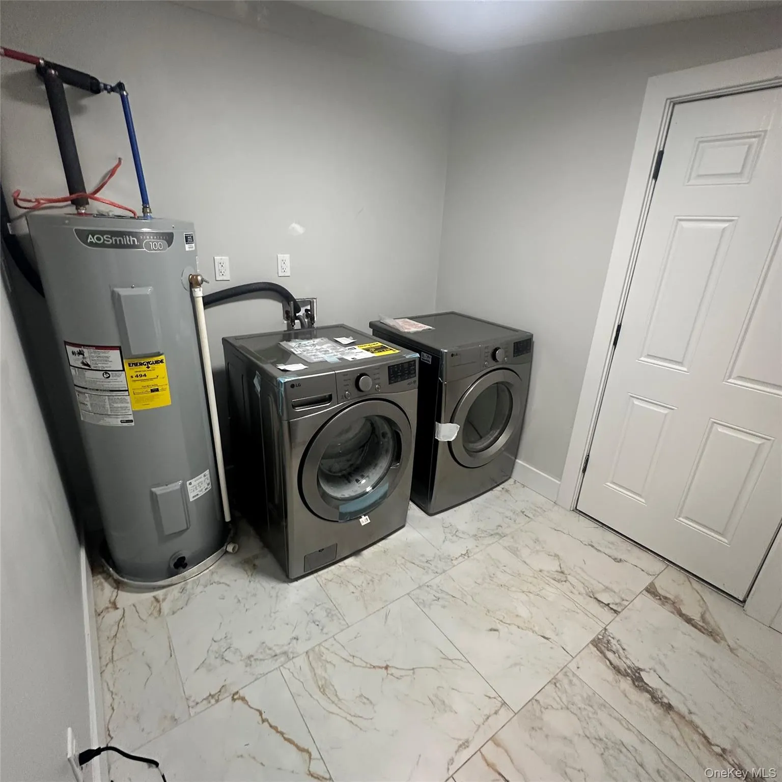 Vinyl flooring, new washer and dryer, 50 gallon electric hot water heater. Access to the back yard. Vinyl flooring, new washer and dryer, 50 gallon electric hot water heater. Access to the back yard.