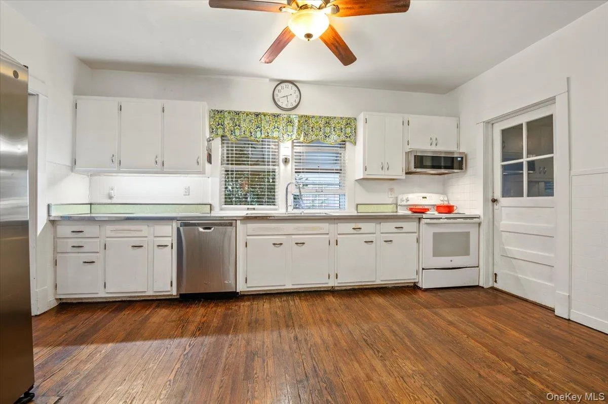 196 Melville Road, Oyster Bay, NY, 3 Bedrooms Bedrooms, 9 Rooms Rooms,2 BathroomsBathrooms,Residential Lease,For Rent,Melville,0,1064087 196 Melville Road, Oyster Bay, NY, 3 Bedrooms Bedrooms, 9 Rooms Rooms,2 BathroomsBathrooms,Residential Lease,For Rent,Melville,0,1064087