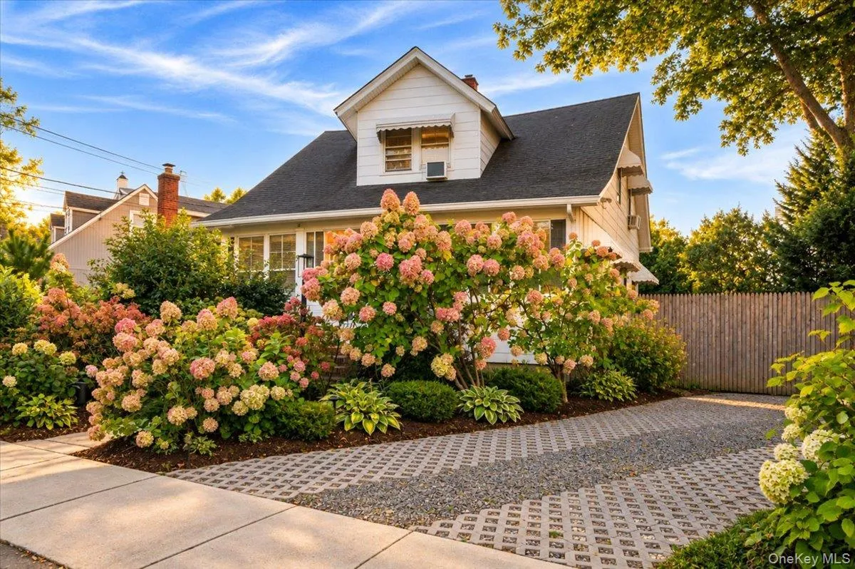 196 Melville Road, Oyster Bay, NY, 3 Bedrooms Bedrooms, 9 Rooms Rooms,2 BathroomsBathrooms,Residential Lease,For Rent,Melville,0,1064087 196 Melville Road, Oyster Bay, NY, 3 Bedrooms Bedrooms, 9 Rooms Rooms,2 BathroomsBathrooms,Residential Lease,For Rent,Melville,0,1064087