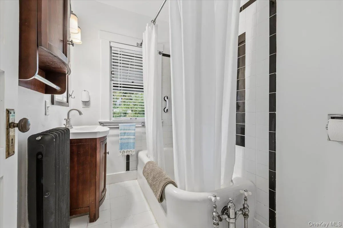 196 Melville Road, Oyster Bay, NY, 3 Bedrooms Bedrooms, 9 Rooms Rooms,2 BathroomsBathrooms,Residential Lease,For Rent,Melville,0,1064087 196 Melville Road, Oyster Bay, NY, 3 Bedrooms Bedrooms, 9 Rooms Rooms,2 BathroomsBathrooms,Residential Lease,For Rent,Melville,0,1064087