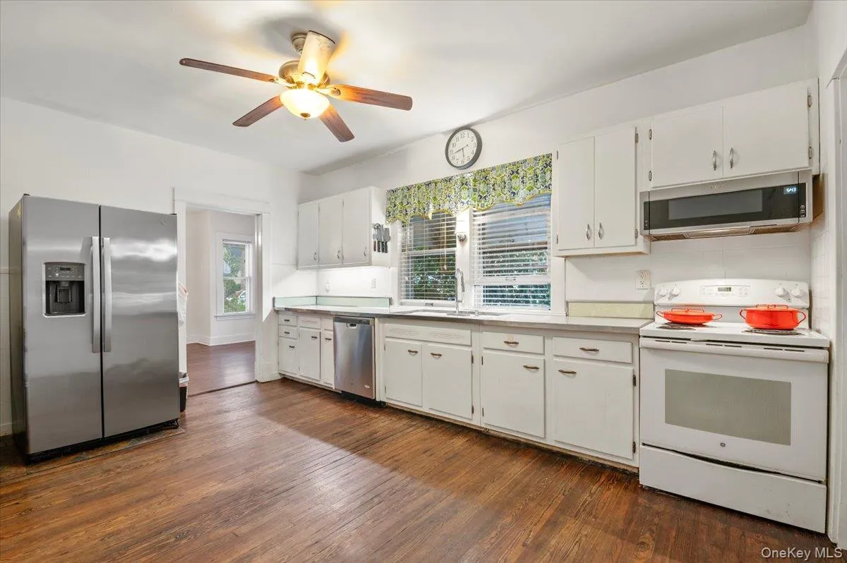 196 Melville Road, Oyster Bay, NY, 3 Bedrooms Bedrooms, 9 Rooms Rooms,2 BathroomsBathrooms,Residential Lease,For Rent,Melville,0,1064087 196 Melville Road, Oyster Bay, NY, 3 Bedrooms Bedrooms, 9 Rooms Rooms,2 BathroomsBathrooms,Residential Lease,For Rent,Melville,0,1064087