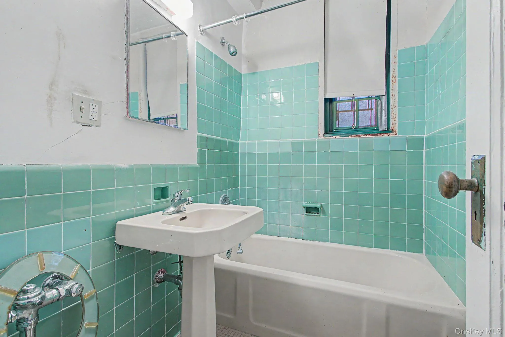 2100 Tremont Avenue, New York, NY, 2 Bedrooms Bedrooms, 5 Rooms Rooms,1 BathroomBathrooms,Residential,For Rent,Tremont,0,1064141 2100 Tremont Avenue, New York, NY, 2 Bedrooms Bedrooms, 5 Rooms Rooms,1 BathroomBathrooms,Residential,For Rent,Tremont,0,1064141
