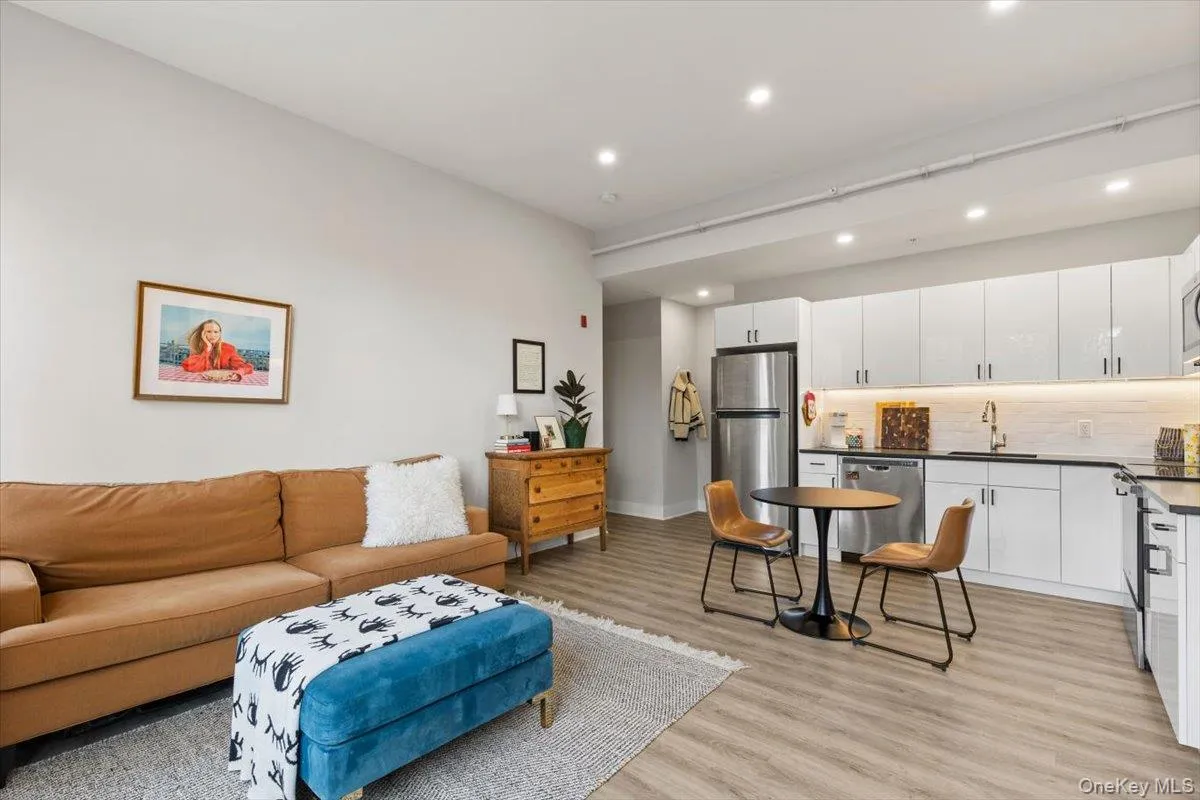 49 Beekman Avenue, Mount Pleasant, NY, 1 Bedroom Bedrooms, 3 Room Rooms,1 BathroomBathrooms,Residential Lease,For Rent,Beekman,0,1064167 49 Beekman Avenue, Mount Pleasant, NY, 1 Bedroom Bedrooms, 3 Room Rooms,1 BathroomBathrooms,Residential Lease,For Rent,Beekman,0,1064167