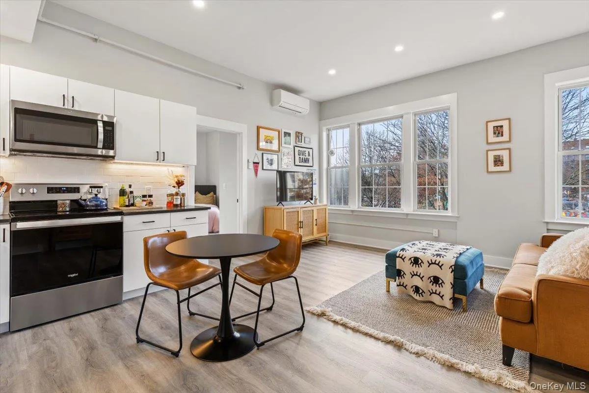49 Beekman Avenue, Mount Pleasant, NY, 1 Bedroom Bedrooms, 3 Room Rooms,1 BathroomBathrooms,Residential Lease,For Rent,Beekman,0,1064167 49 Beekman Avenue, Mount Pleasant, NY, 1 Bedroom Bedrooms, 3 Room Rooms,1 BathroomBathrooms,Residential Lease,For Rent,Beekman,0,1064167
